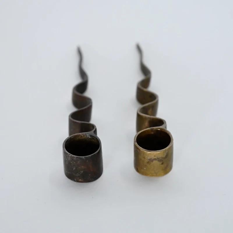Sconosciuto Coppia di portacandele in ottone a serpentina in vendita