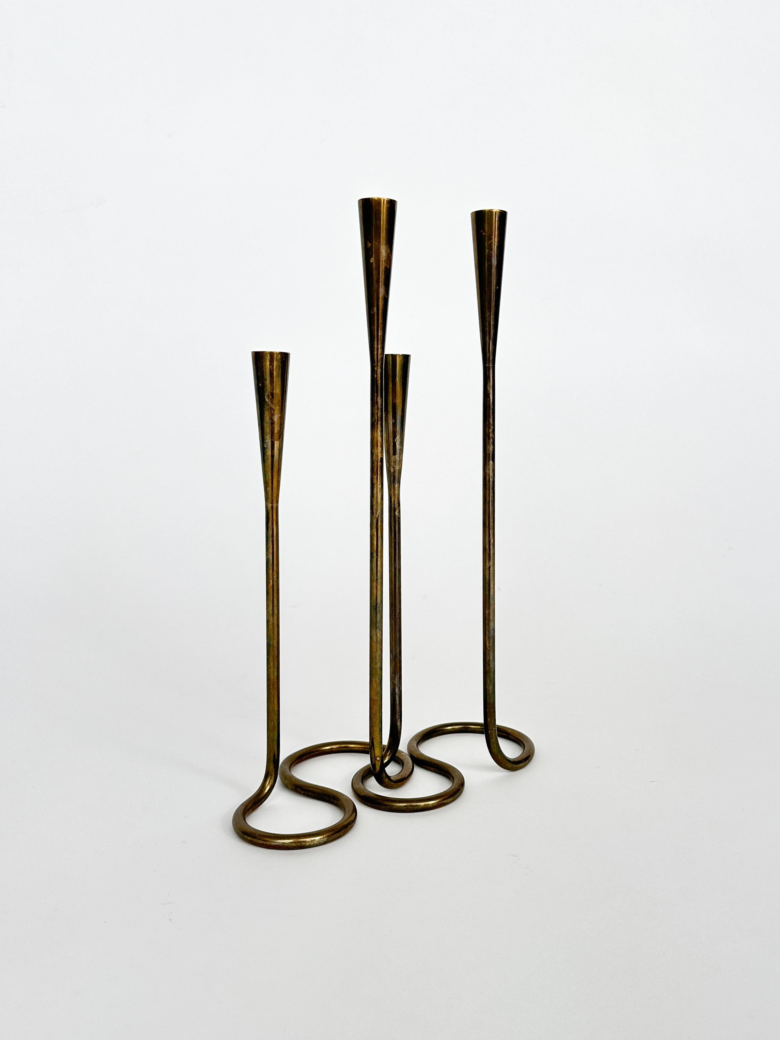 Coppia di candelabri alti a serpentina Illums Bolighus in ottone massiccio, realizzati in Danimarca negli anni Cinquanta.

Con una patina scura, senza segni.

Per candele con un diametro di 12 mm
Altezza: 35 cm
Larghezza: 15 cm
Profondità: 9 cm


