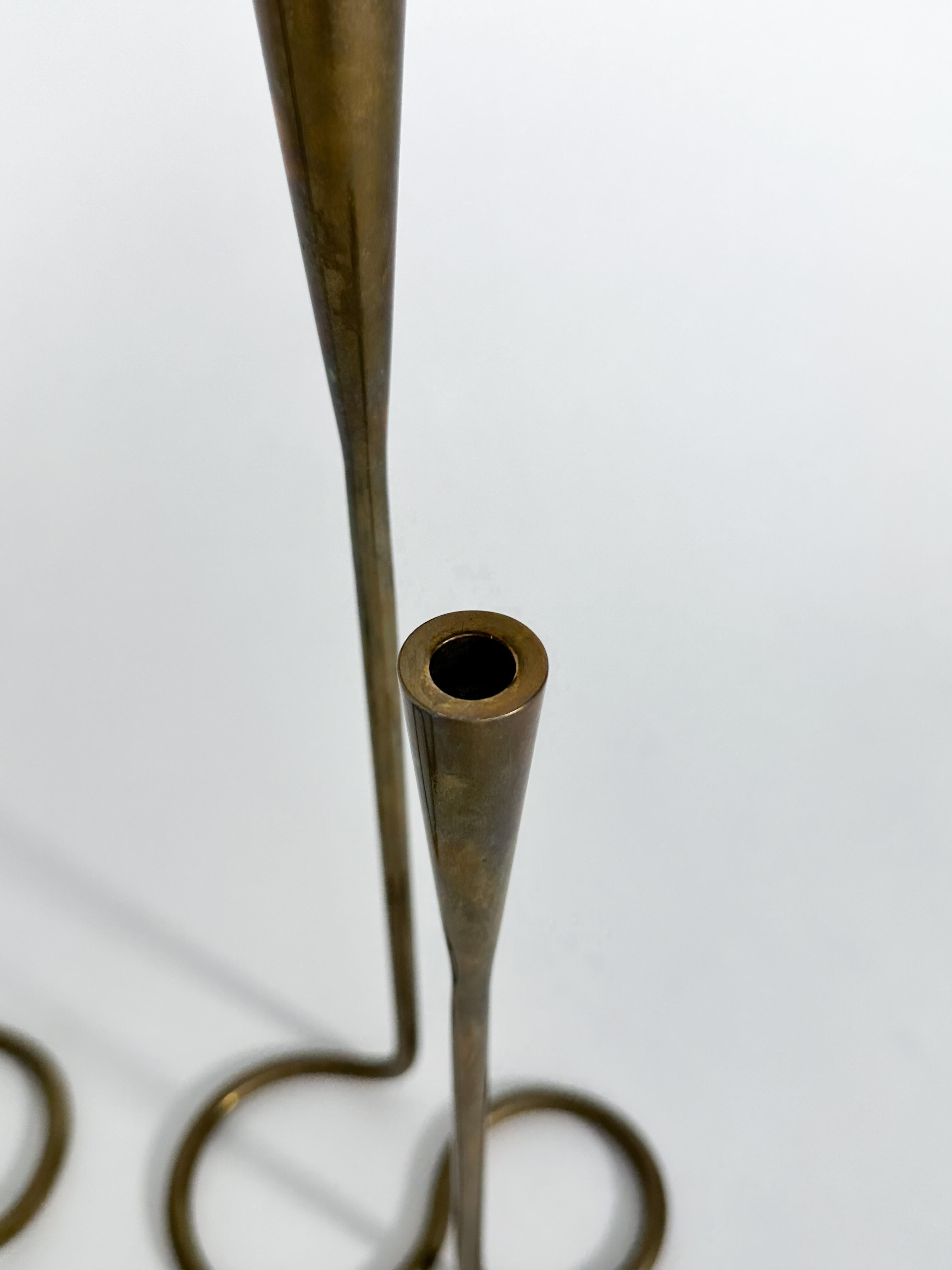 Fatto a mano Coppia di portacandele in ottone a serpentina Illums Bolighus Danimarca anni '50 in vendita