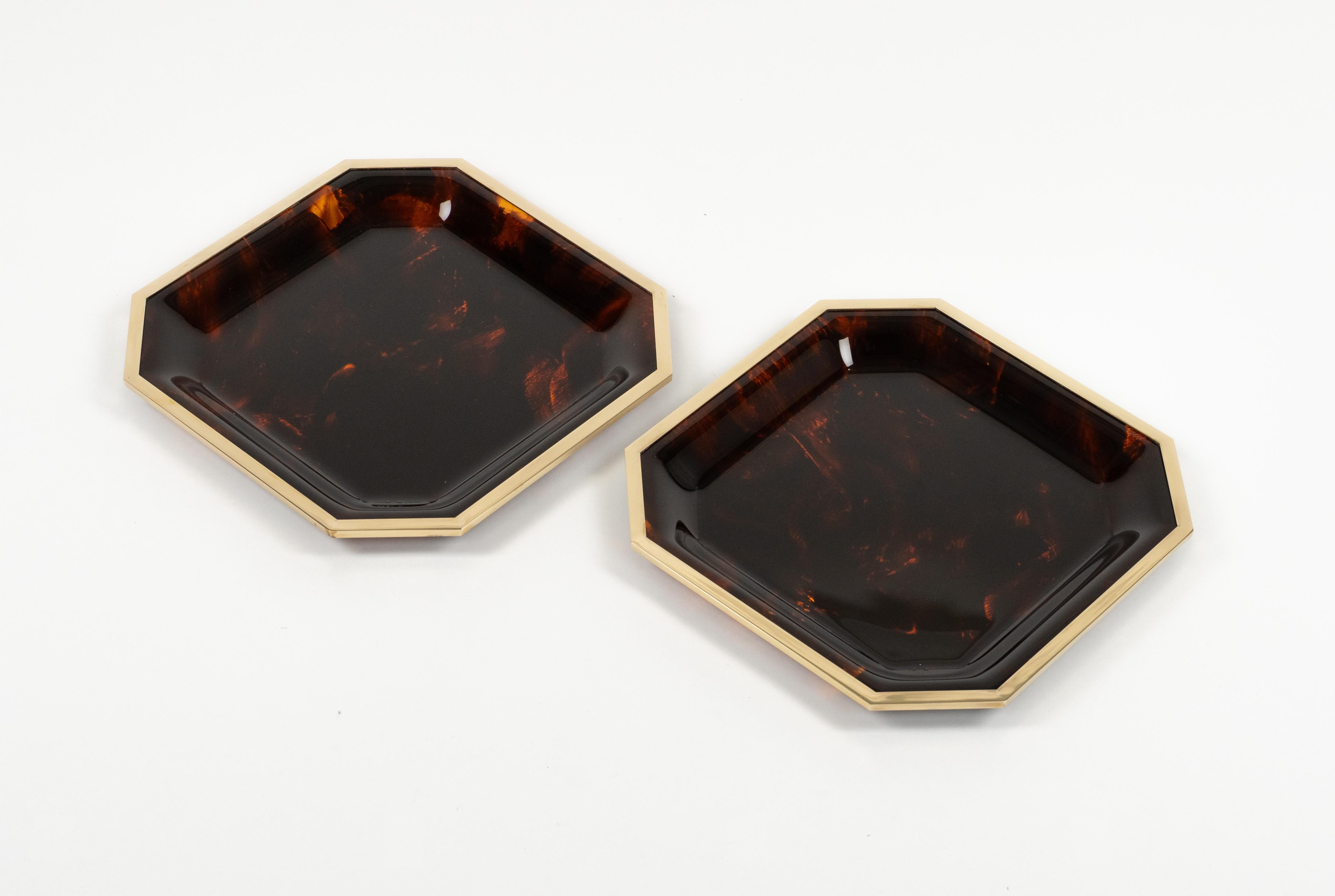 Midcentury Paar wunderbare achteckige Serviertablett oder Mittelstück in faux Schildpatt Lucite und Messing im Stil von Christian Dior Home.  

Hergestellt in Italien in den 1970er Jahren.