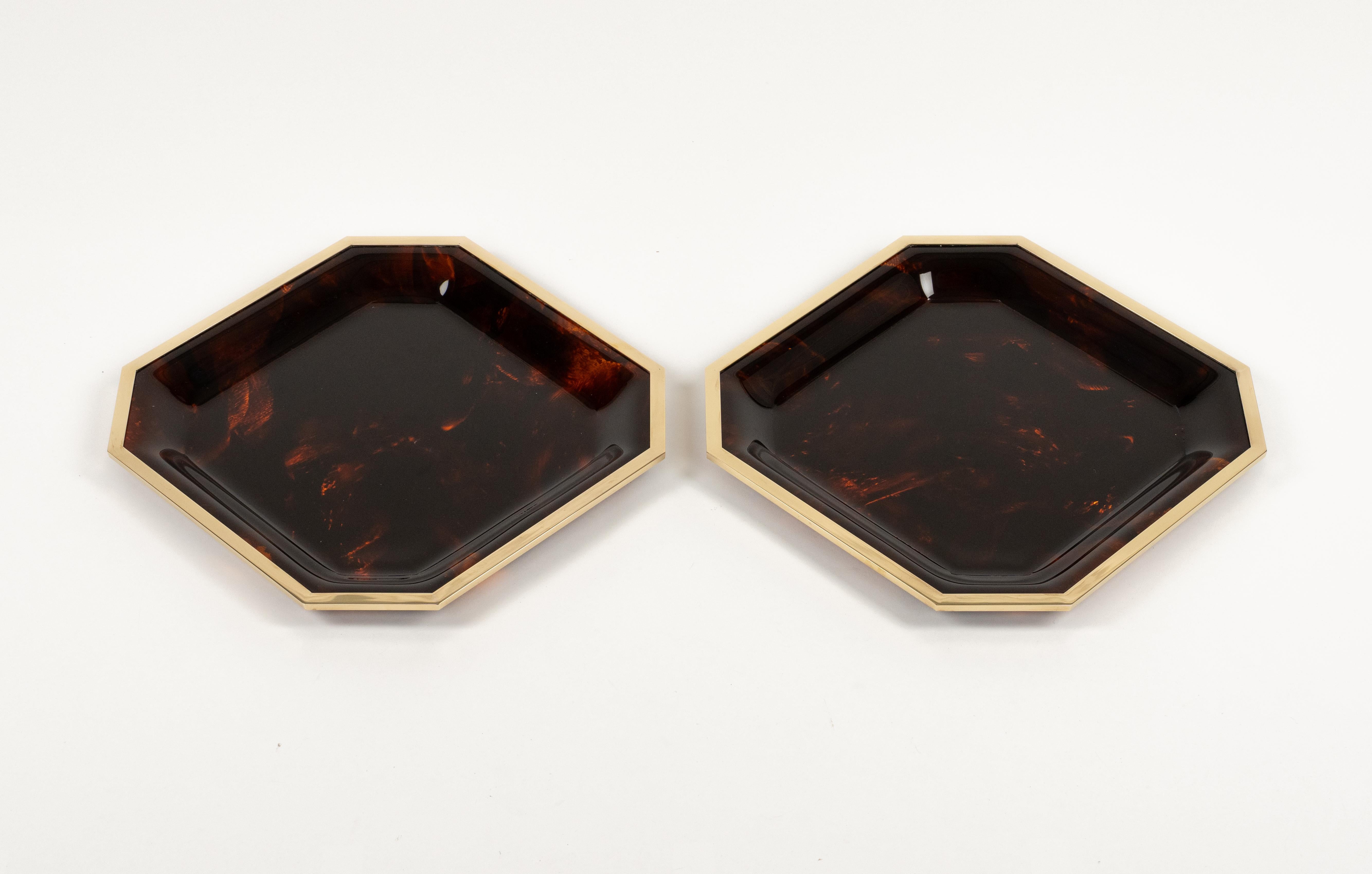 Paar Serviertabletts aus Schildpatt Lucite und Messing Dior Home Style, Italien 1970er Jahre (Moderne der Mitte des Jahrhunderts) im Angebot