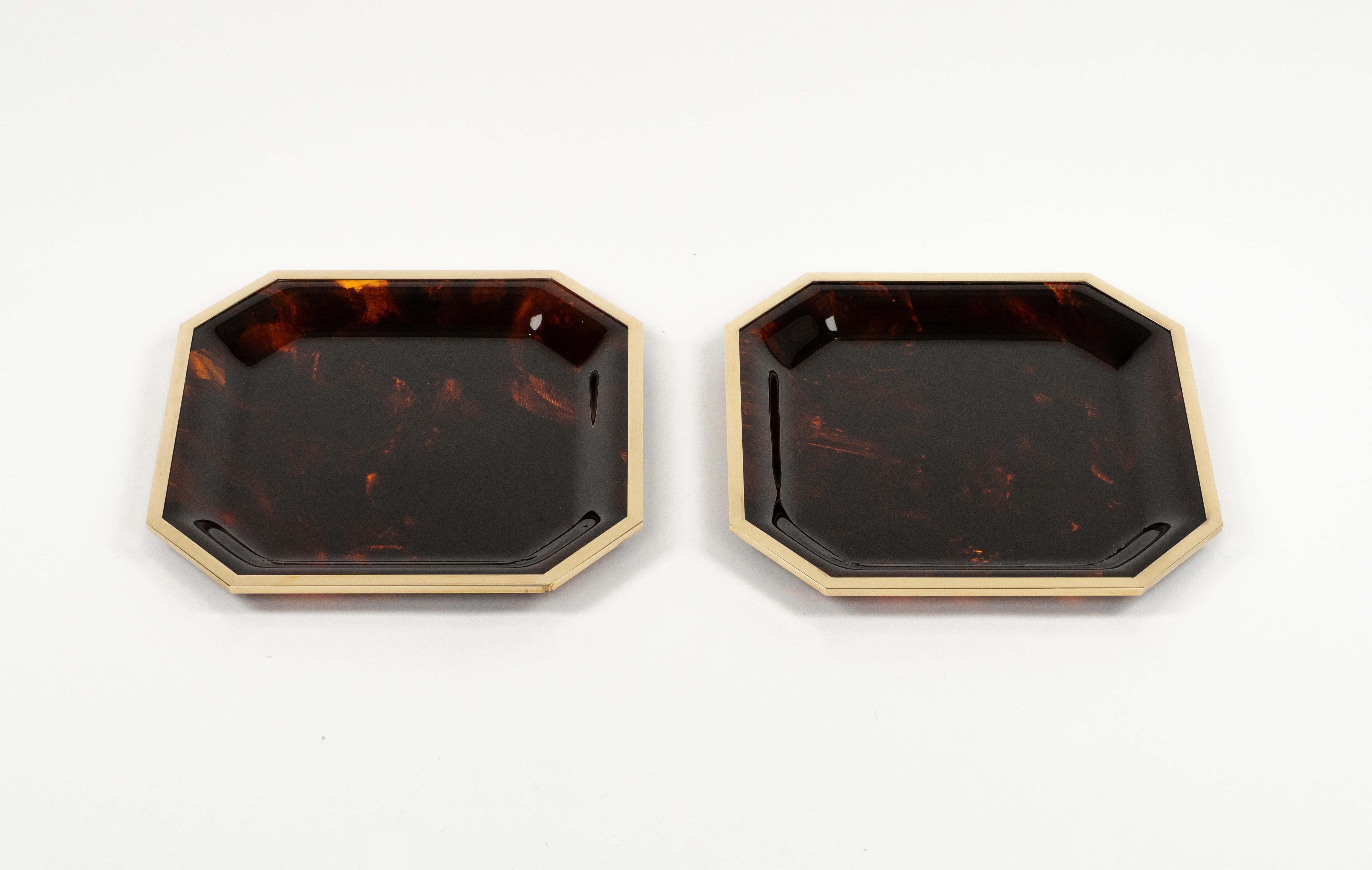 Paar Serviertabletts aus Schildpatt Lucite und Messing Dior Home Style, Italien 1970er Jahre (Italienisch) im Angebot