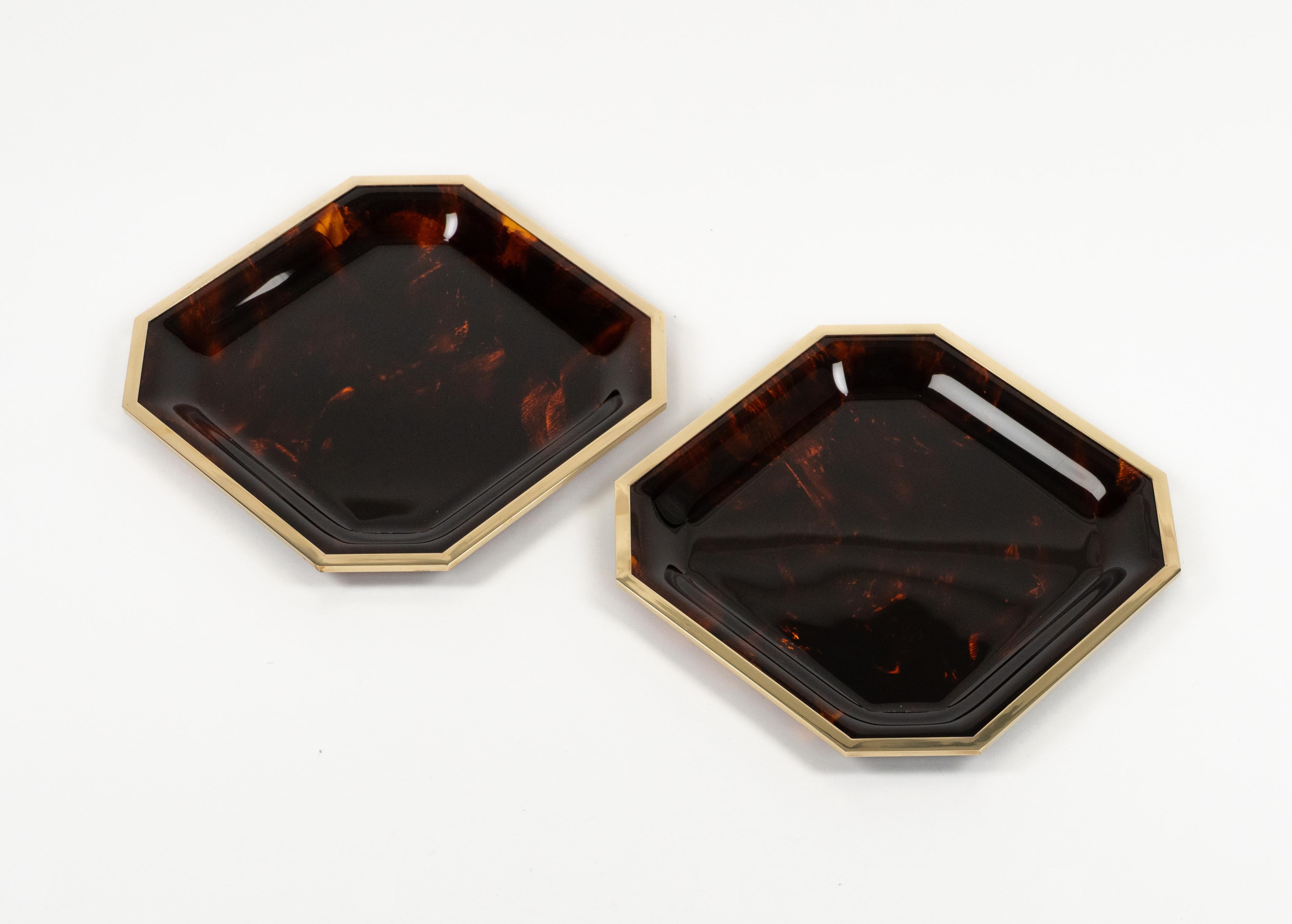 Paar Serviertabletts aus Schildpatt Lucite und Messing Dior Home Style, Italien 1970er Jahre im Zustand „Gut“ im Angebot in Rome, IT