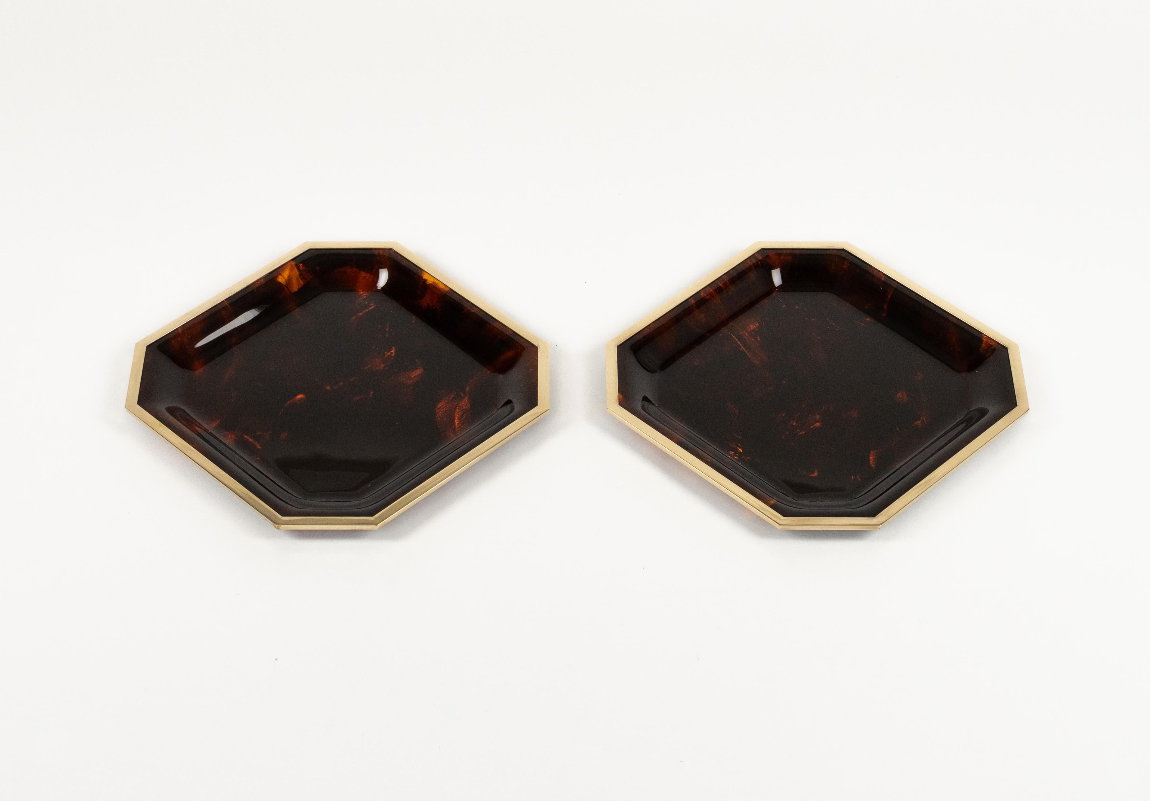 Paar Serviertabletts aus Schildpatt Lucite und Messing Dior Home Style, Italien 1970er Jahre (Ende des 20. Jahrhunderts) im Angebot