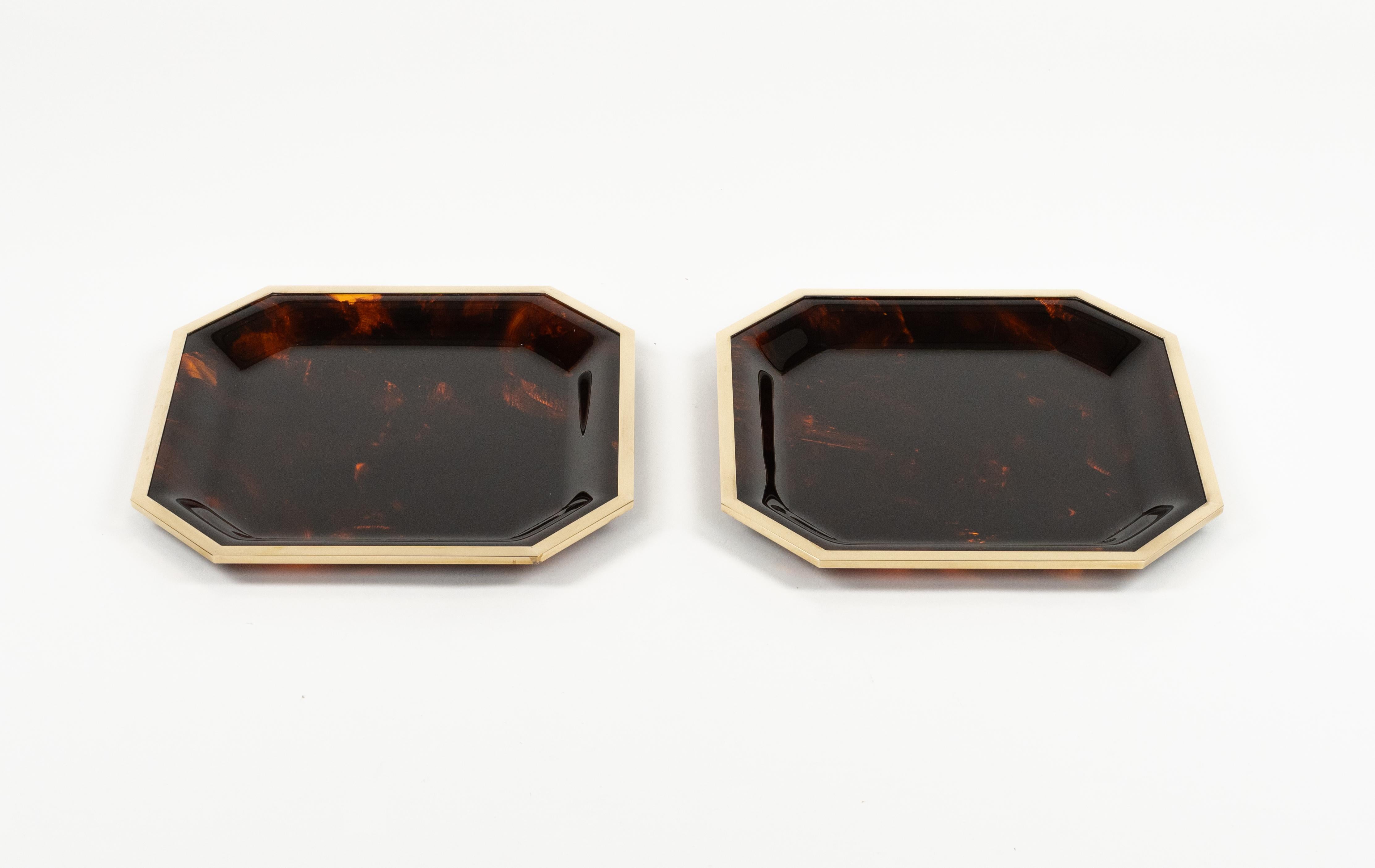 Paar Serviertabletts aus Schildpatt Lucite und Messing Dior Home Style, Italien 1970er Jahre (Metall) im Angebot
