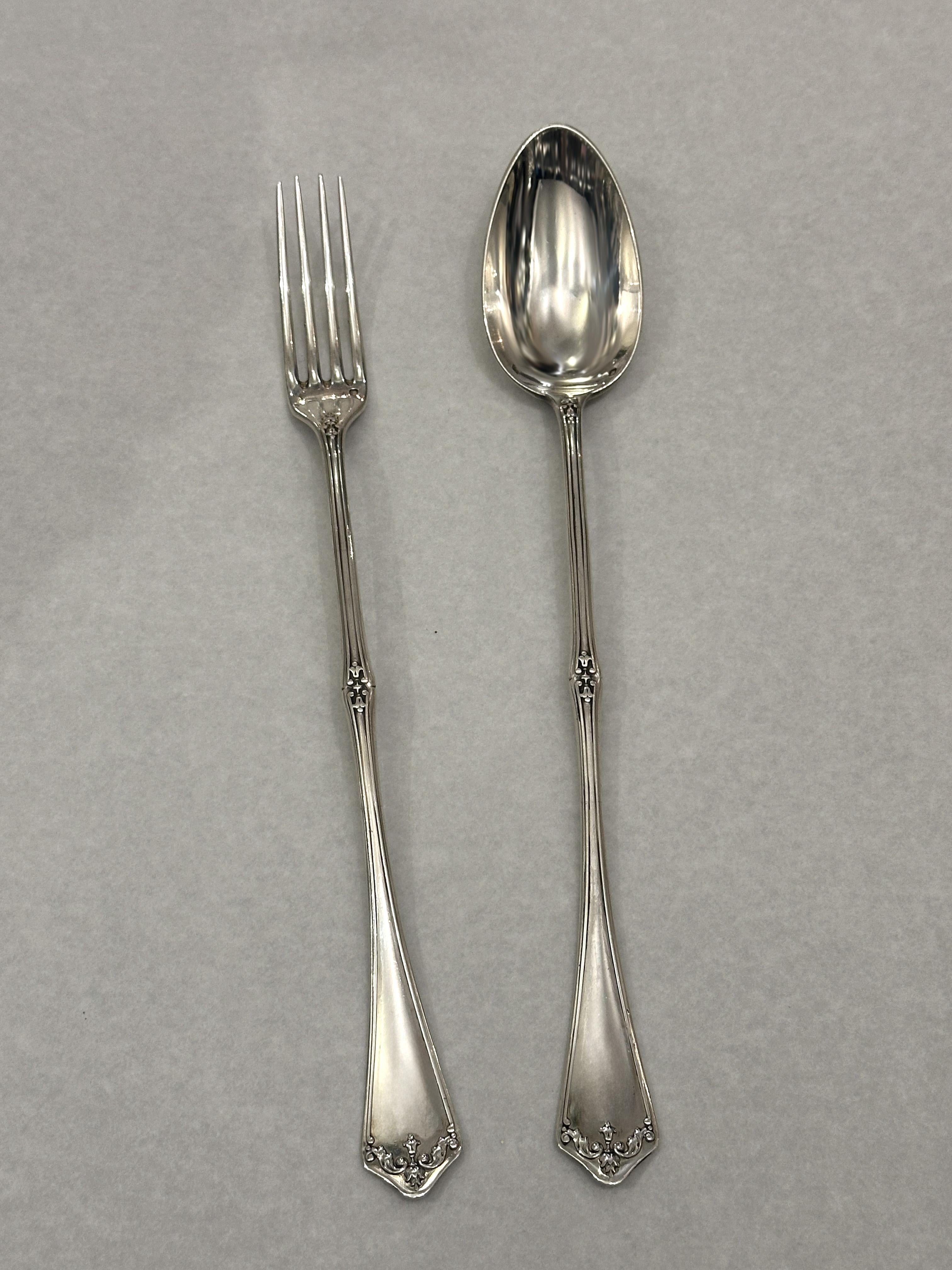 
Dieses exquisite Paar Servierbesteck, bestehend aus einer Gabel und einem Löffel, ist aus massivem Silber gefertigt und wiegt 159 Gramm. Beide Stücke tragen die Minerva-Punze, ein Symbol für außergewöhnliche französische Handwerkskunst, sowie die