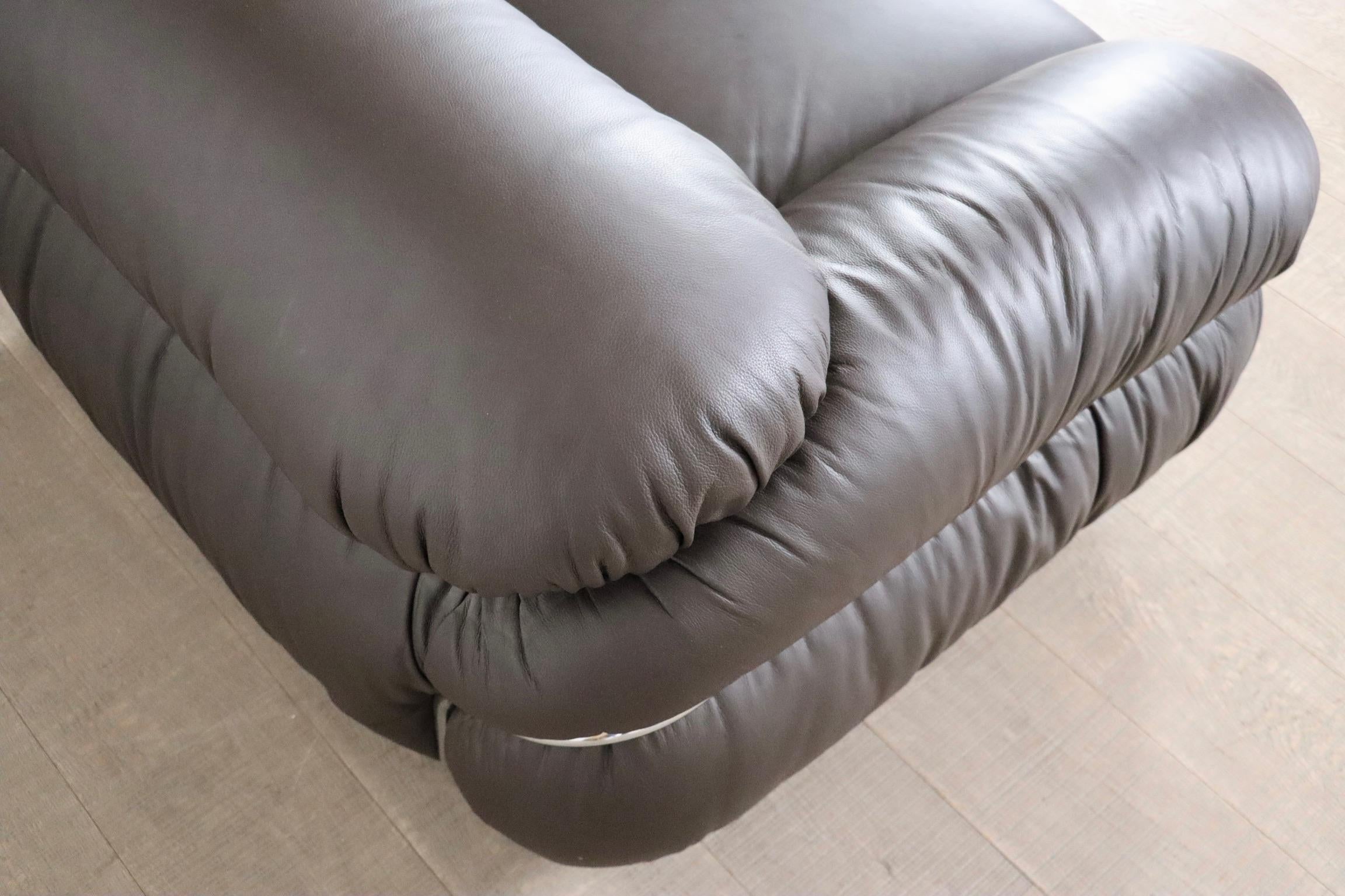 Paar Sesann Lounge Chairs Gianfranco Frattini In braunem Leder, Cassina 1969 (Mitte des 20. Jahrhunderts) im Angebot