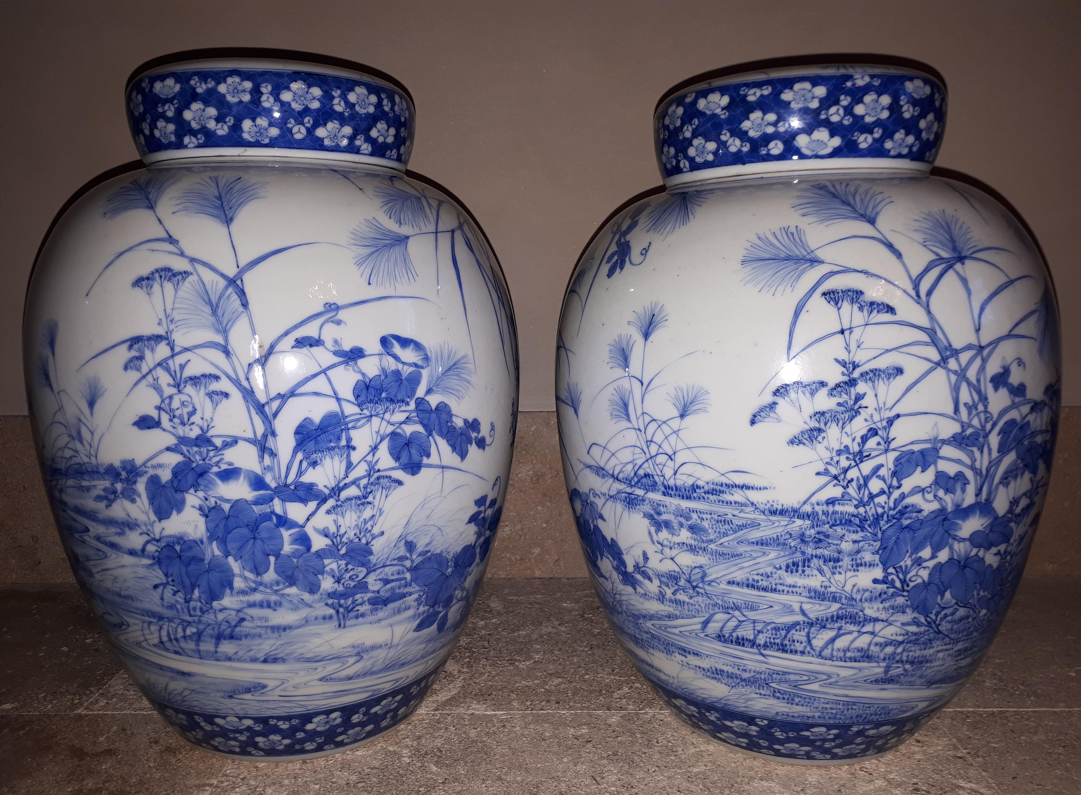 Pair Of Seto Porcelain Covered Vases, Japan Meiji Era In Good Condition For Sale In Saverne, Grand Est