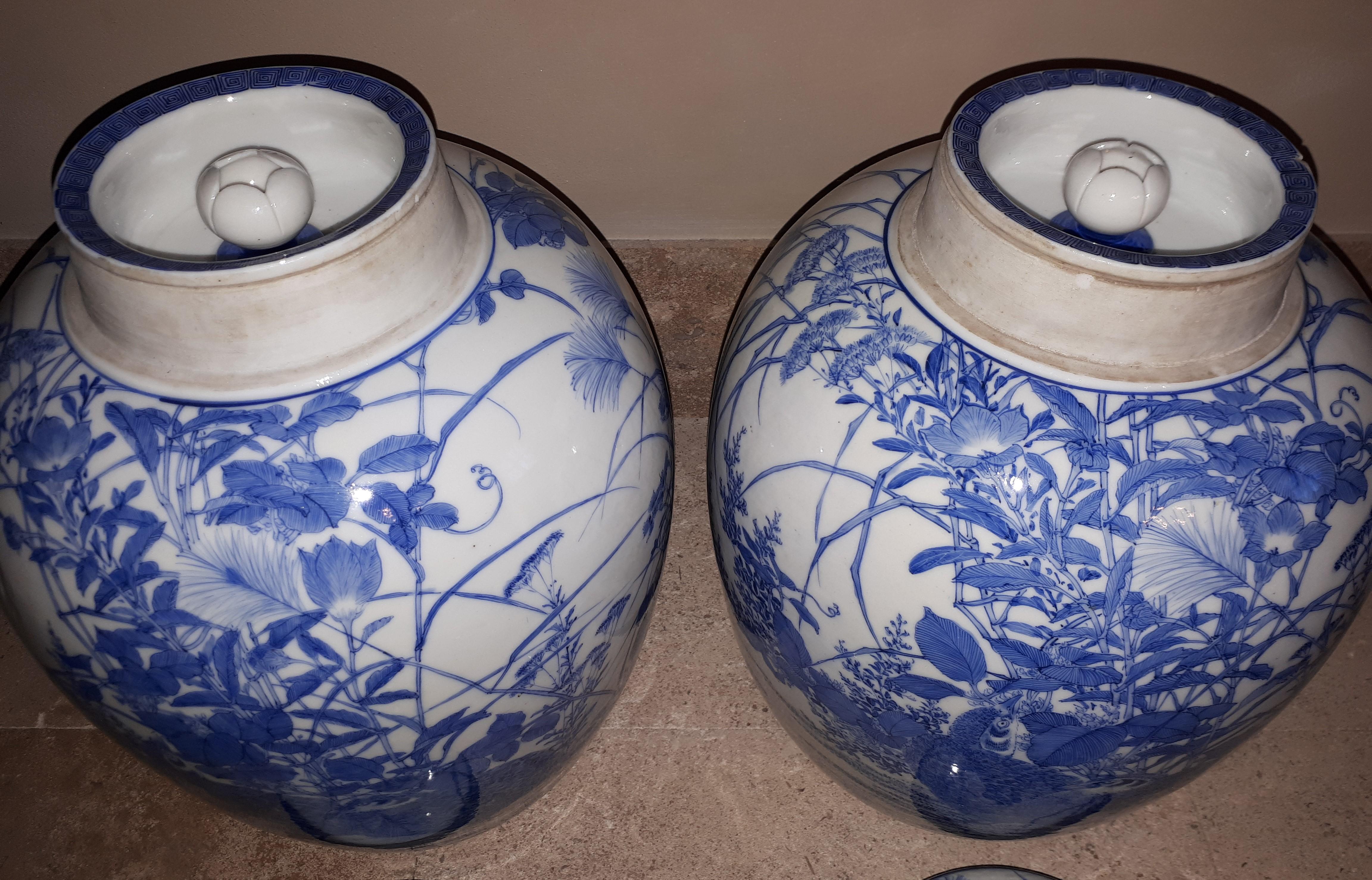 Paire de vases couverts en porcelaine de Seto, époque Meiji en vente 2