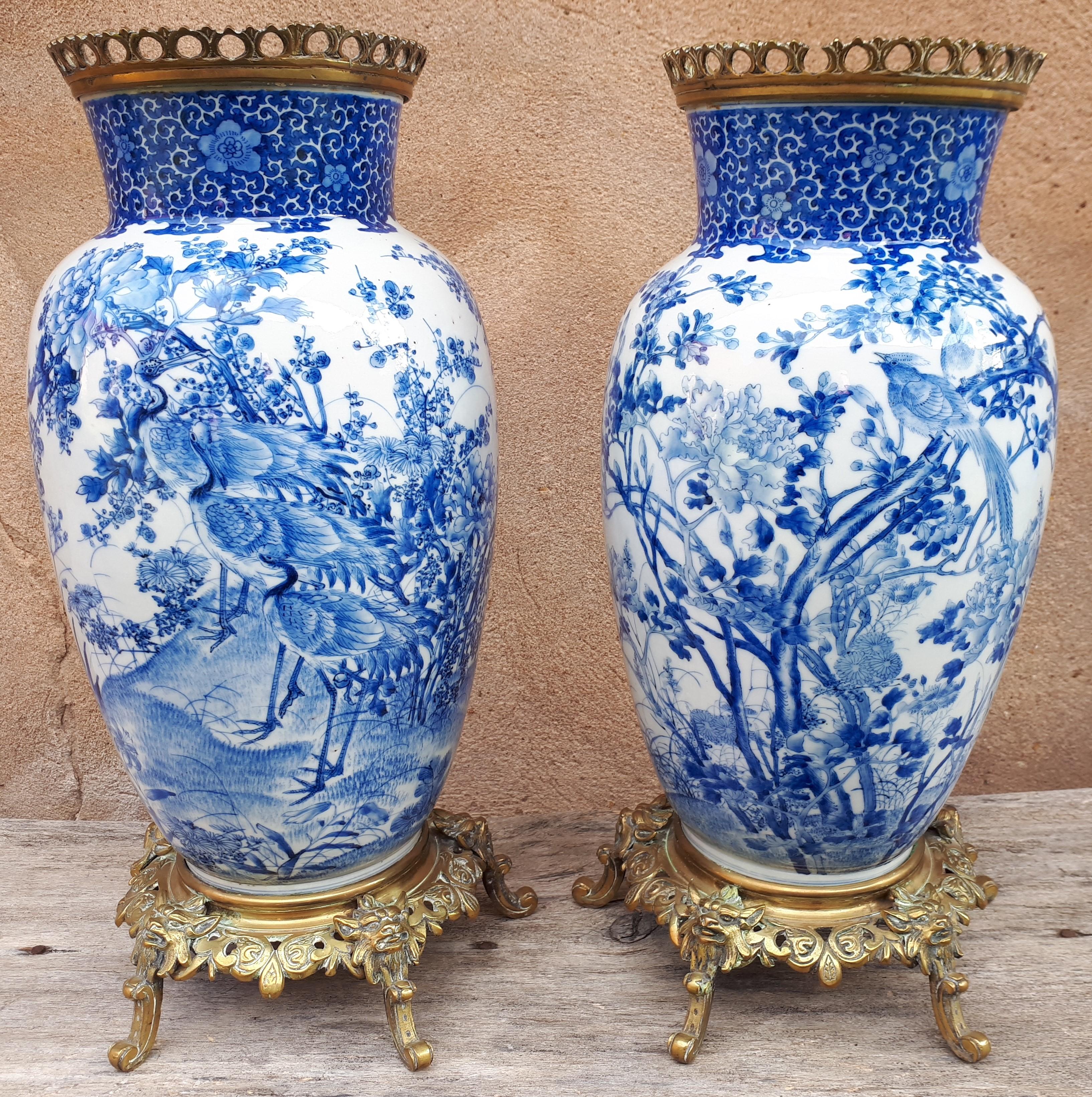 Pair of porcelain vases with rich blue decoration under the cover of birds among the vegetation.
Extraordinary quality of execution, very detailed. Beautiful, deep blue color.
Vases in perfect condition, including necks.
Japan, second half of the