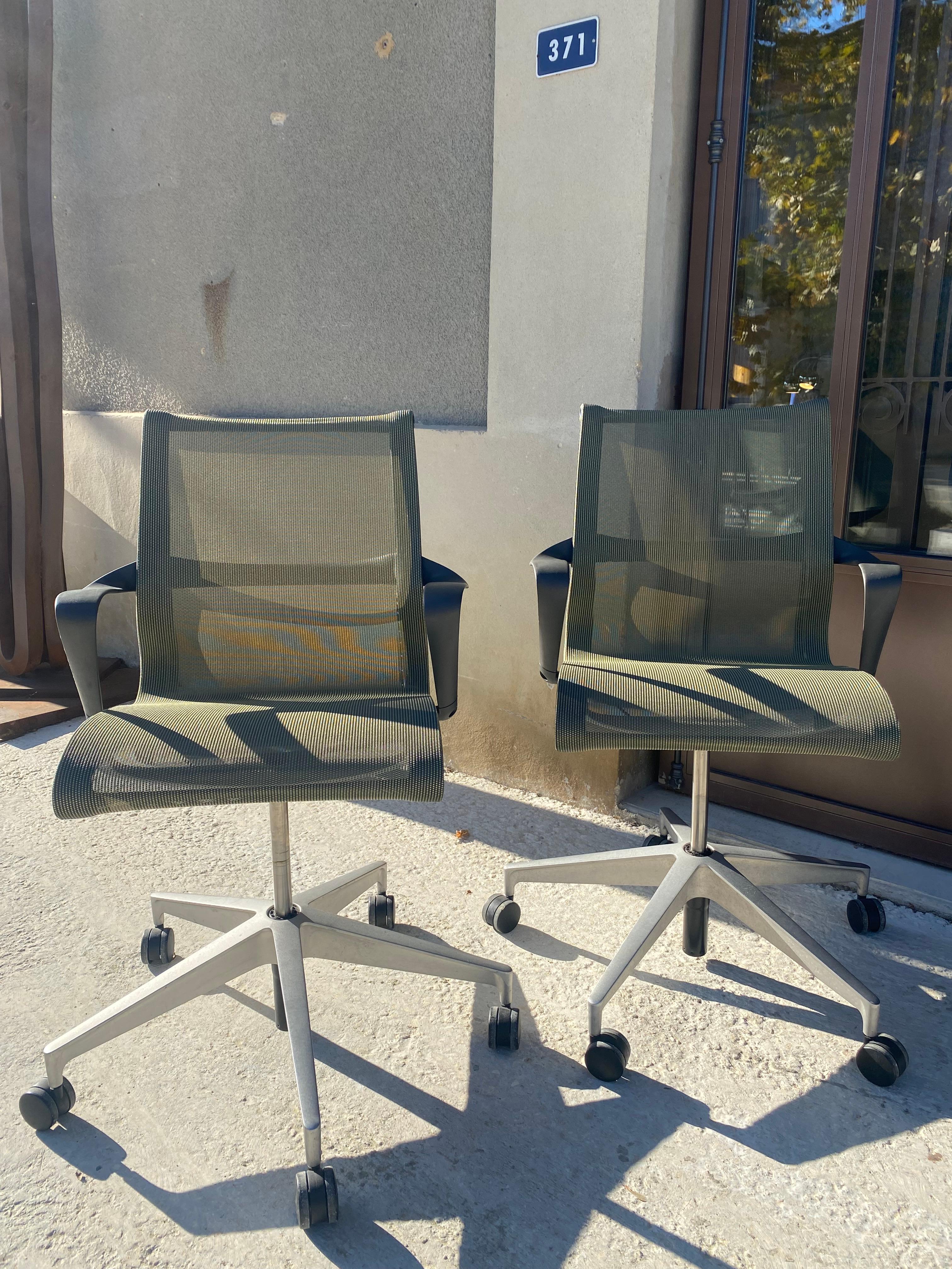 Aluminium Paire de fauteuils « Setu » d'Herman Miller en vente