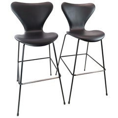 Paire de sept tabourets de bar, modèle 3187/3197, d'Arne Jacobsen et Fritz Hansen