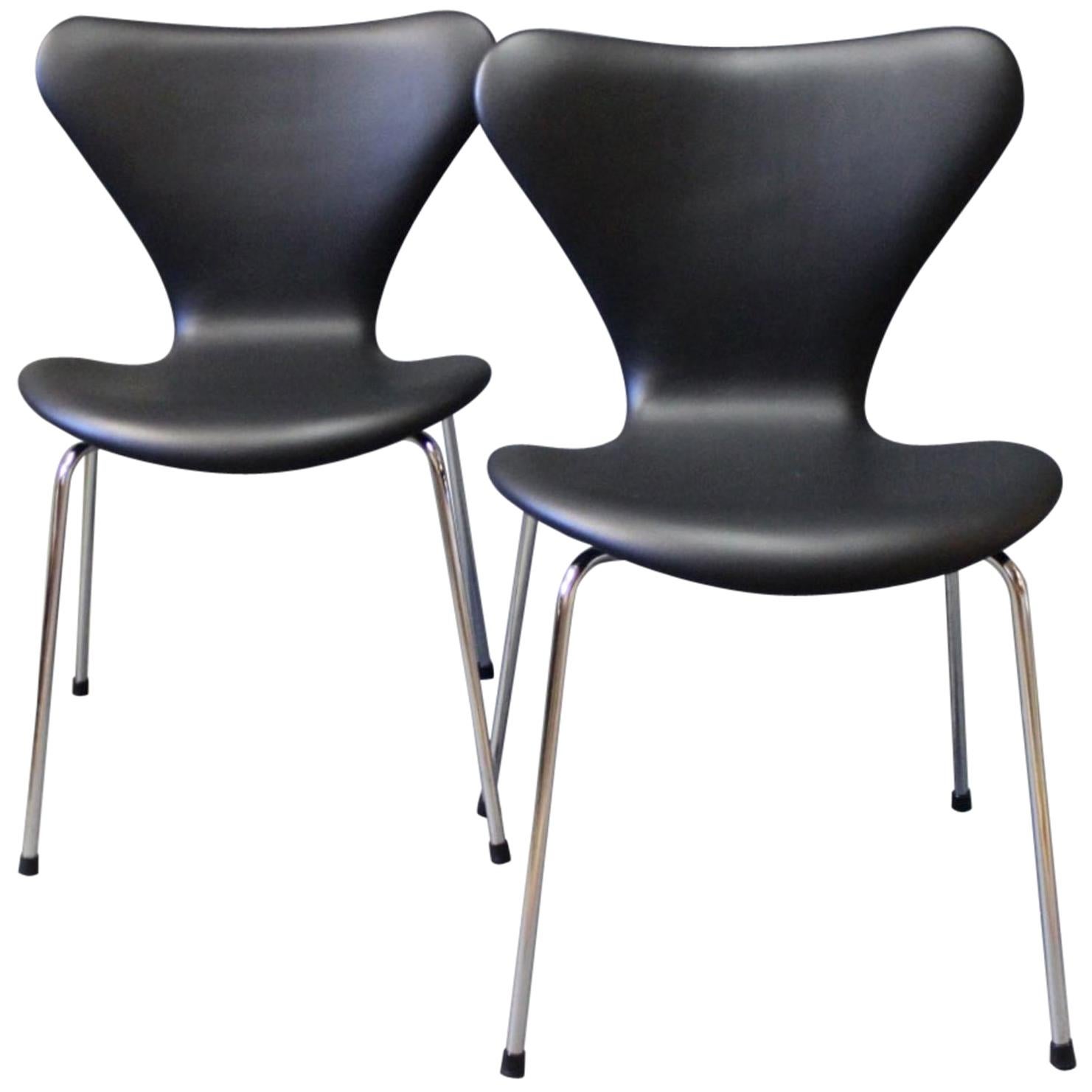 Pair of Series 7 Chairs, Model 3107, by Arne Jacobsen and Fritz Hansen, 1967