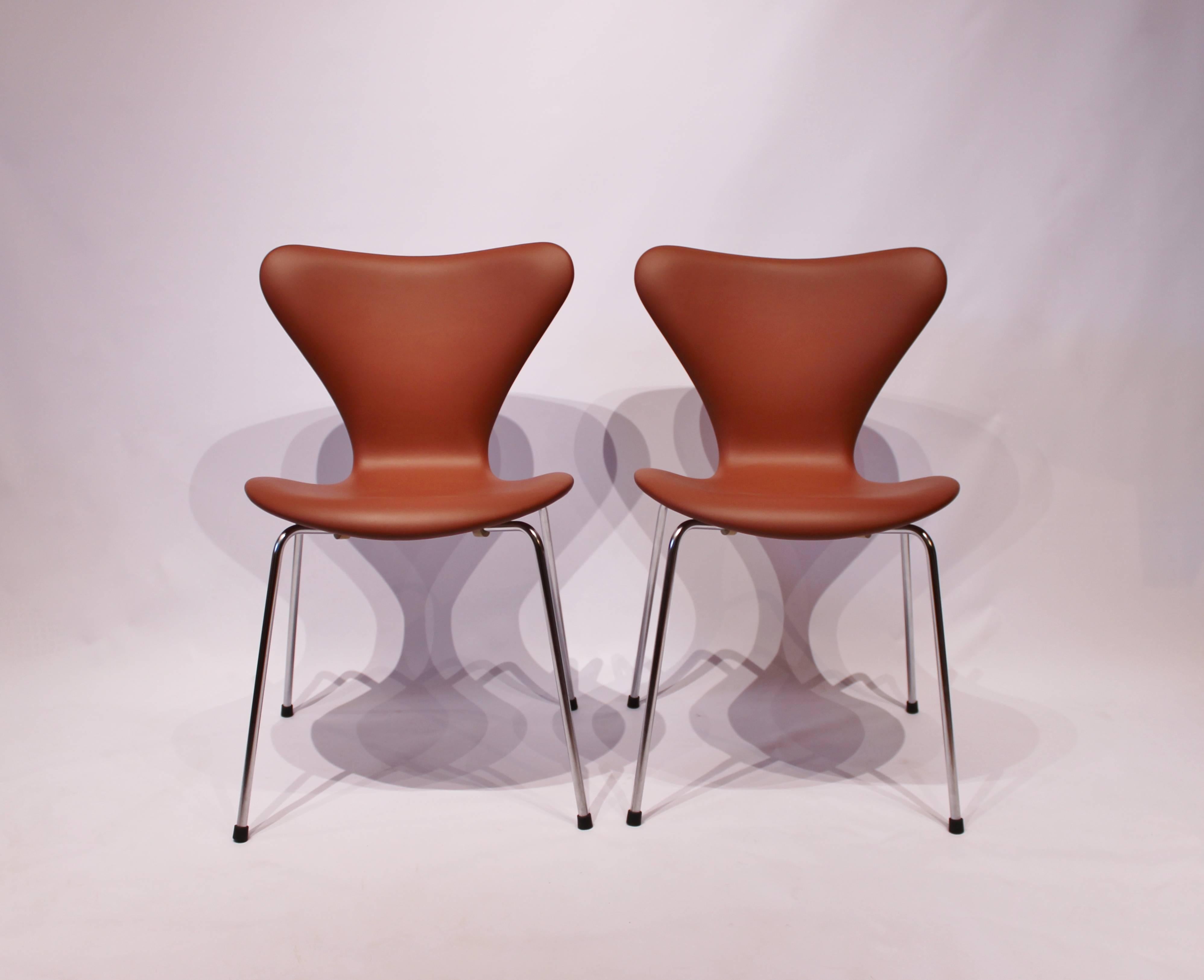 A pair of seven chairs, model 3107, designed by Arne Jacobsen and manufactured by Fritz Hansen, and recently upholstered in cognac-colored Savanne leather, is an exquisite and luxurious addition to any interior space.

As mentioned before, Arne