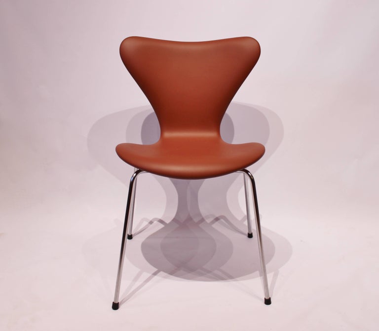 Scandinavian Modern Pair of Series 7 Chair, Model 3107 in Cognac Savanne Leather by Arne Jacobsen For Sale