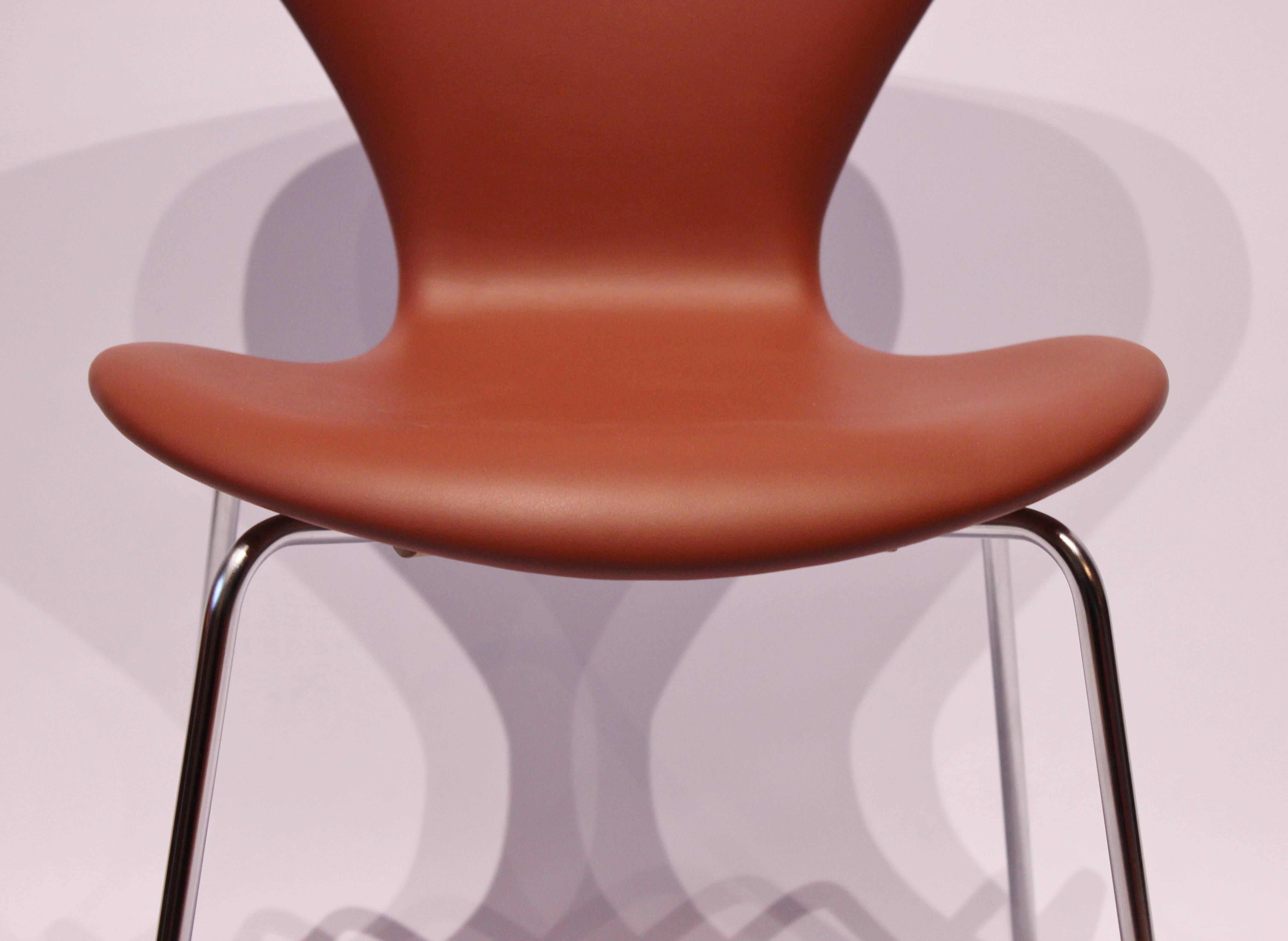 Scandinavian Modern Pair of Series 7 Chair, Model 3107 in Cognac Savanne Leather by Arne Jacobsen For Sale