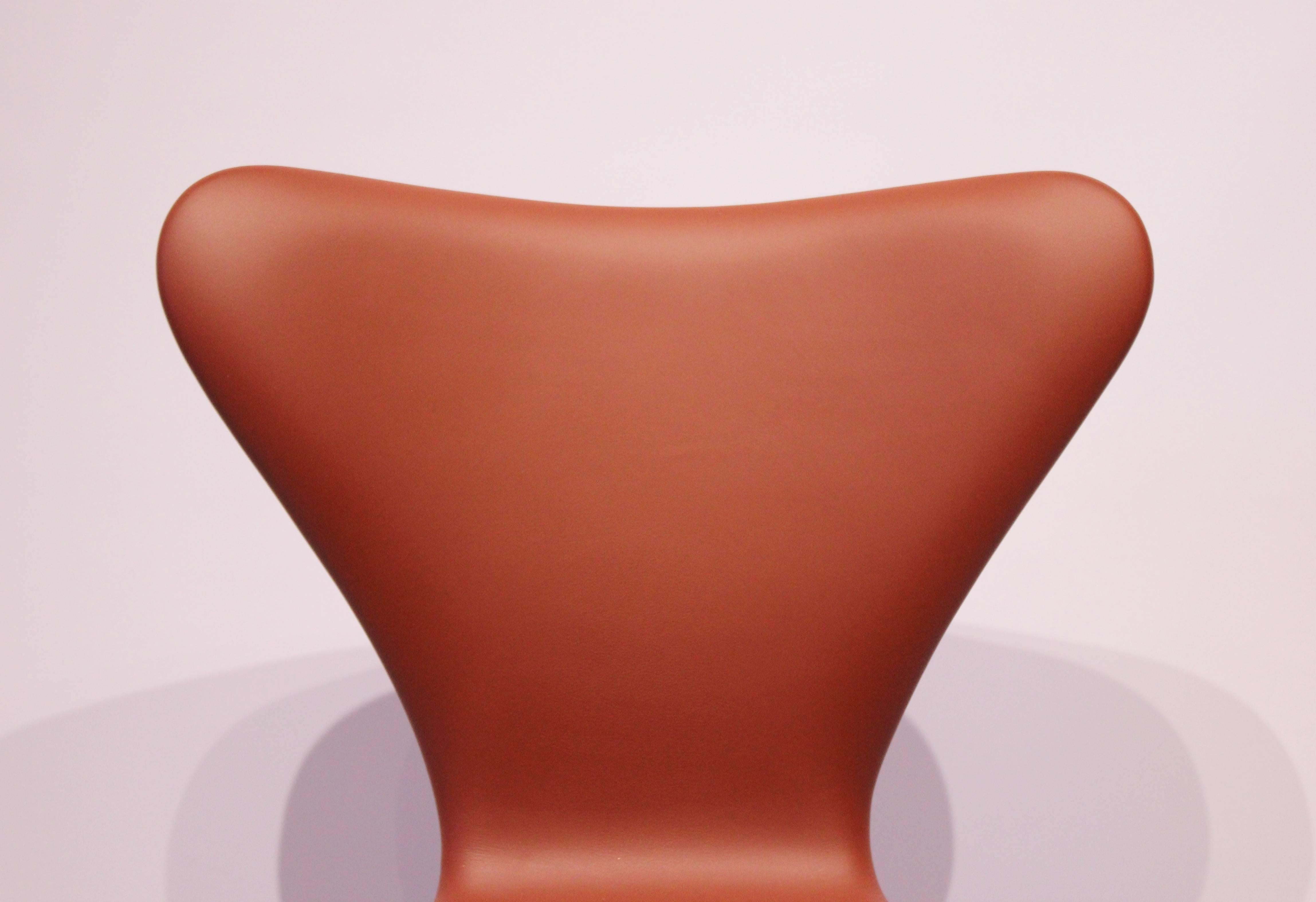 Danish Pair of Series 7 Chair, Model 3107 in Cognac Savanne Leather by Arne Jacobsen For Sale