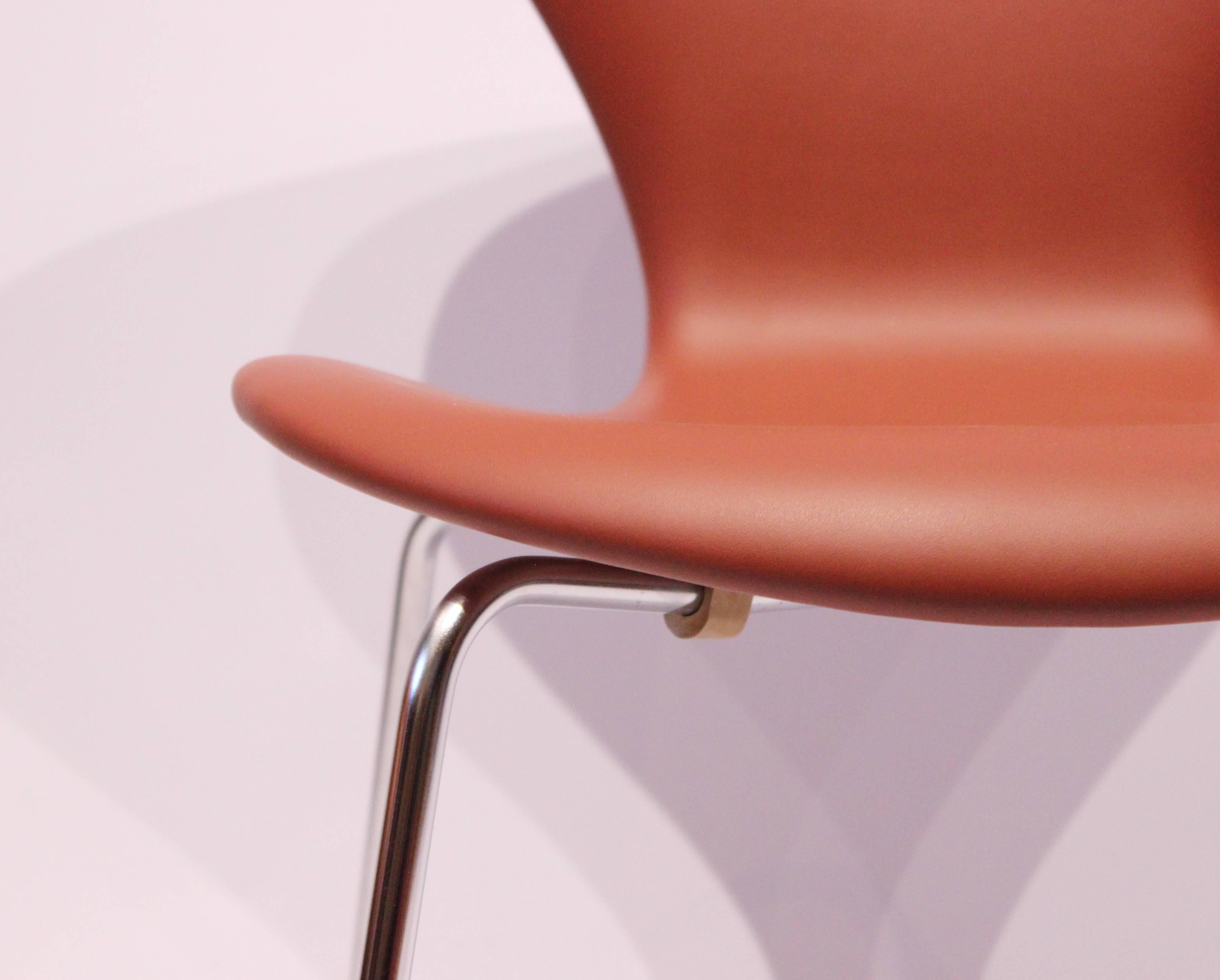 Milieu du XXe siècle Paire de chaises Series 7, modèle 3107 en cuir Savanne cognac par Arne Jacobsen en vente