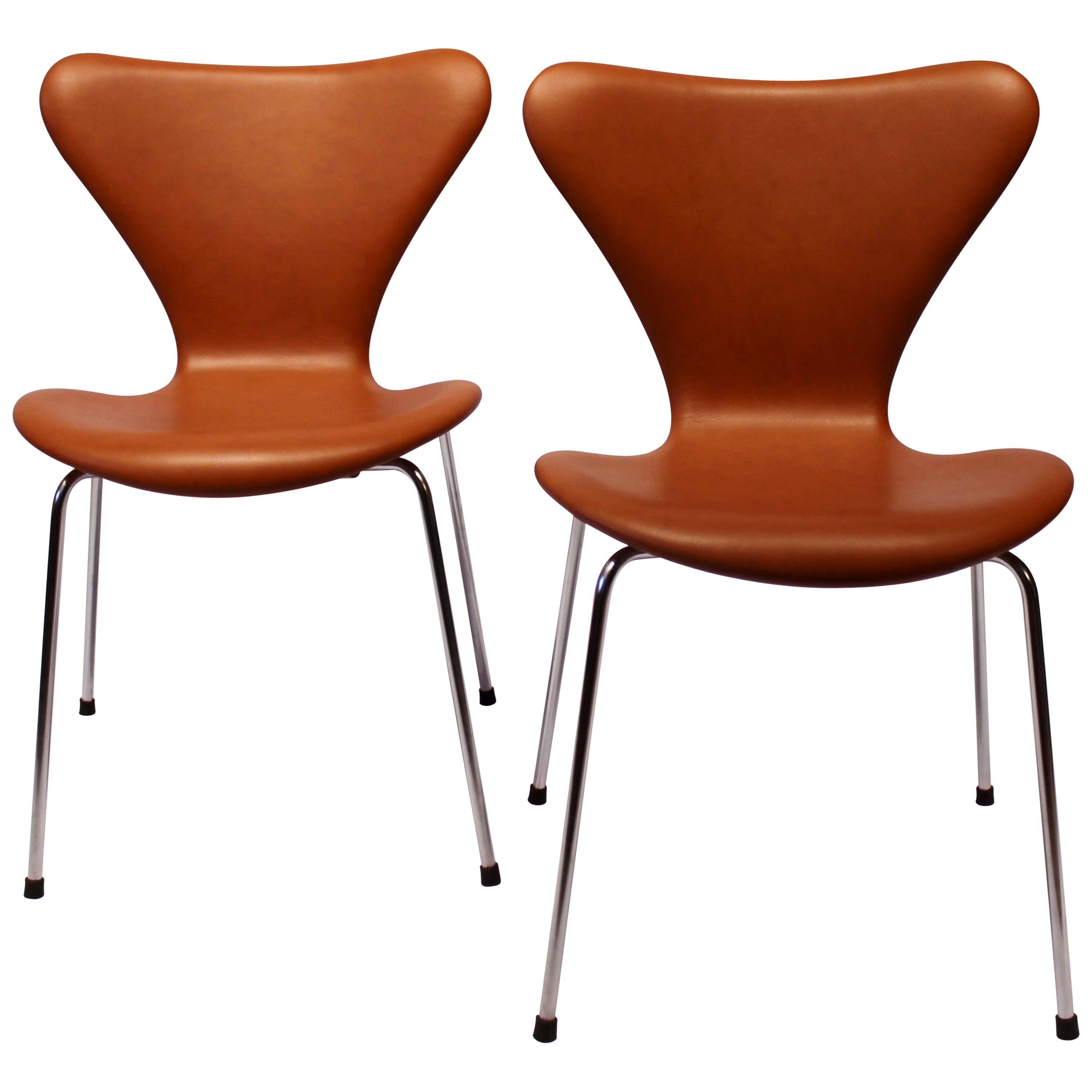 Paire de chaises Series 7, modèle 3107 en cuir Cognac Savanne d'Arne Jacobsen