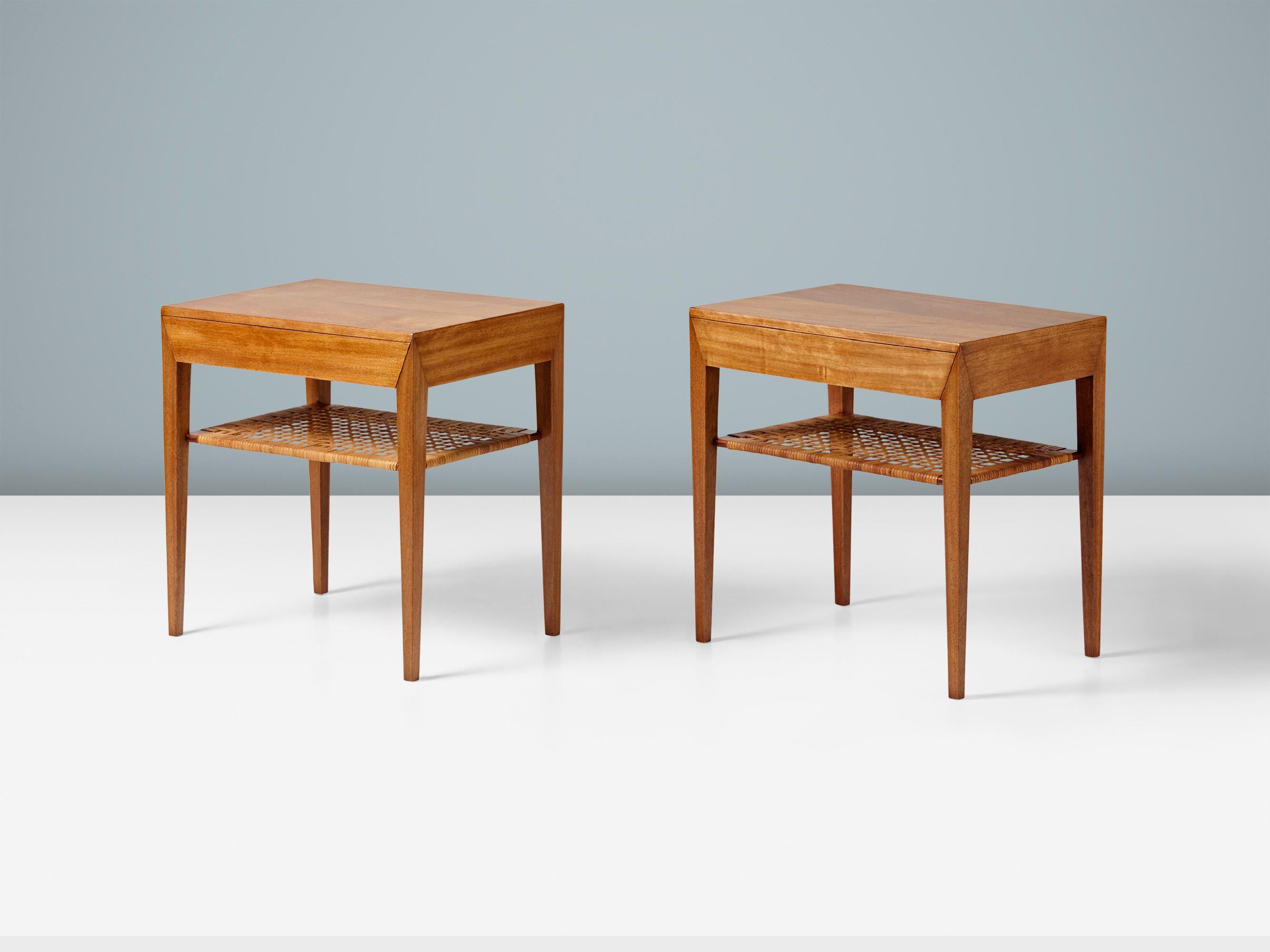 Severin Hansen - Zwei Nachttische aus Mahagoni, um 1950.

Ikonischer Nachttisch des dänischen Designers Severin Hansen mit einzelnen, schlanken Schubladen mit Ahornbelag und originellen Ablagen aus geflochtenem Rattanrohr darunter. Hergestellt von
