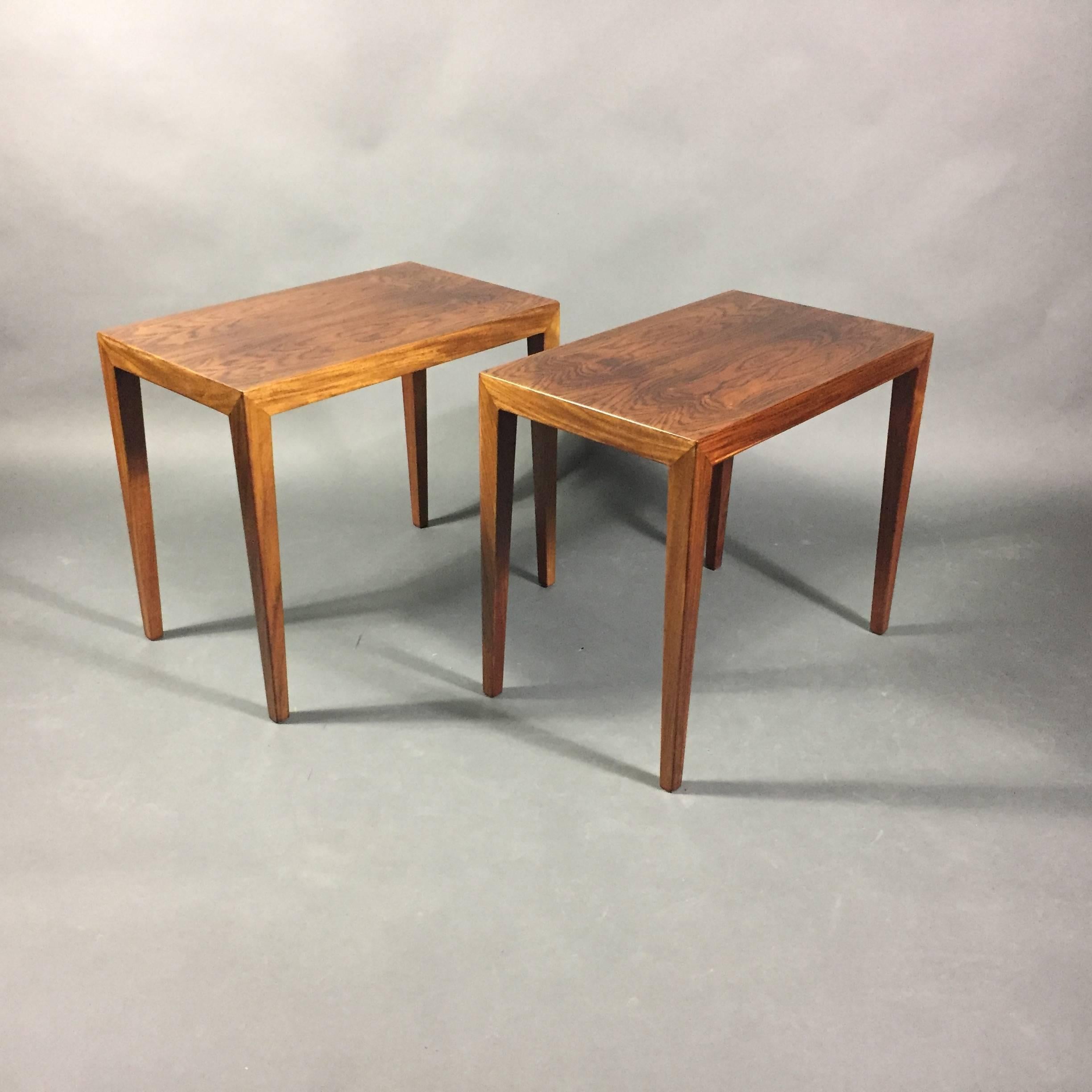 A beautiful pair of refined end tables in a deep Brazilian rosewood with tapered legs and an elegant thin-edge tabletop. Made by Haslev Møbelsnedkeri with exact precision expected from their high level of craftsmanship, Denmark, 1960s. Danish