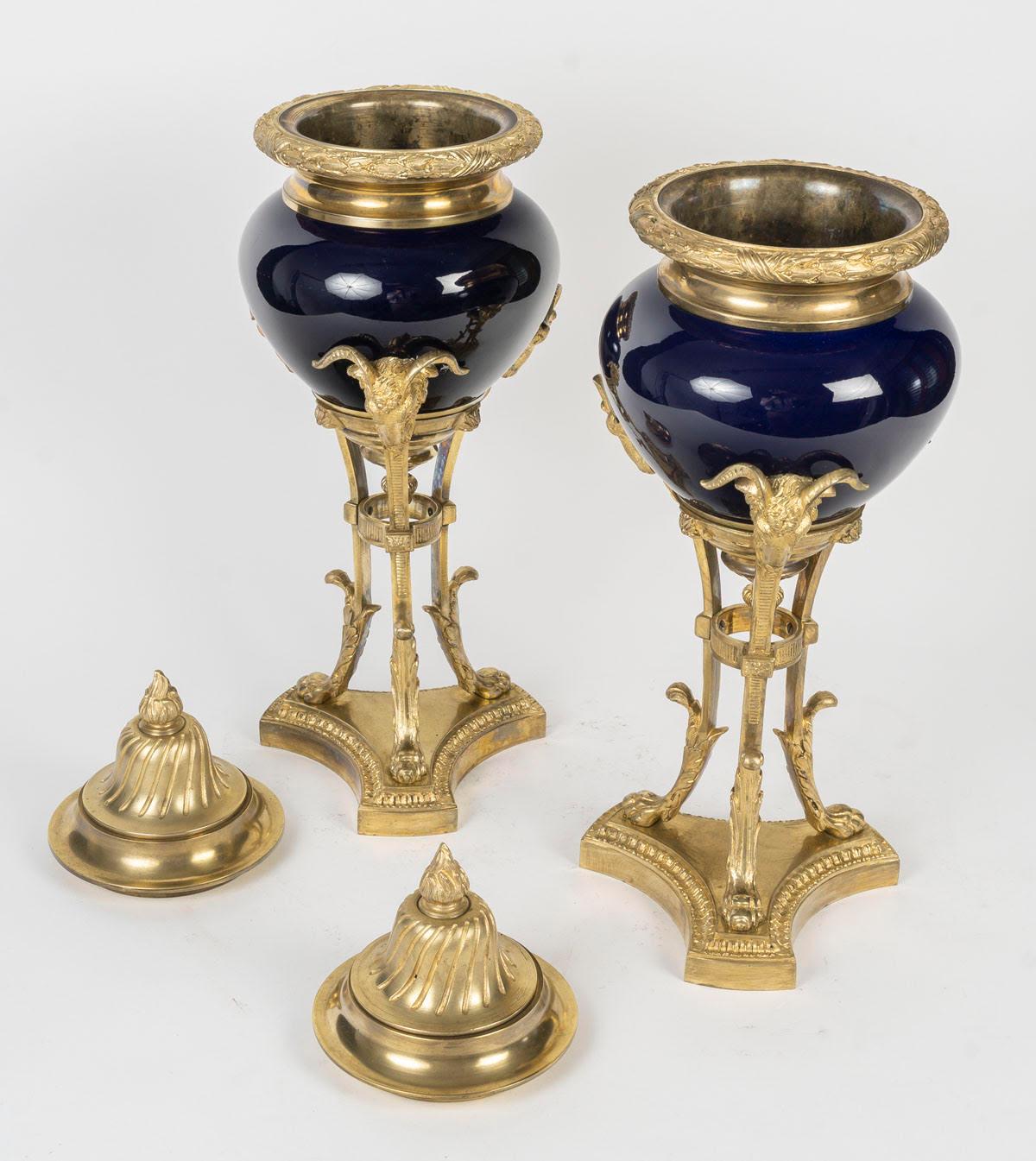 Pair of Sèvres Blue Porcelain Cassolettes, Napoleon III Period, 19th Century. In Good Condition For Sale In Saint-Ouen, FR