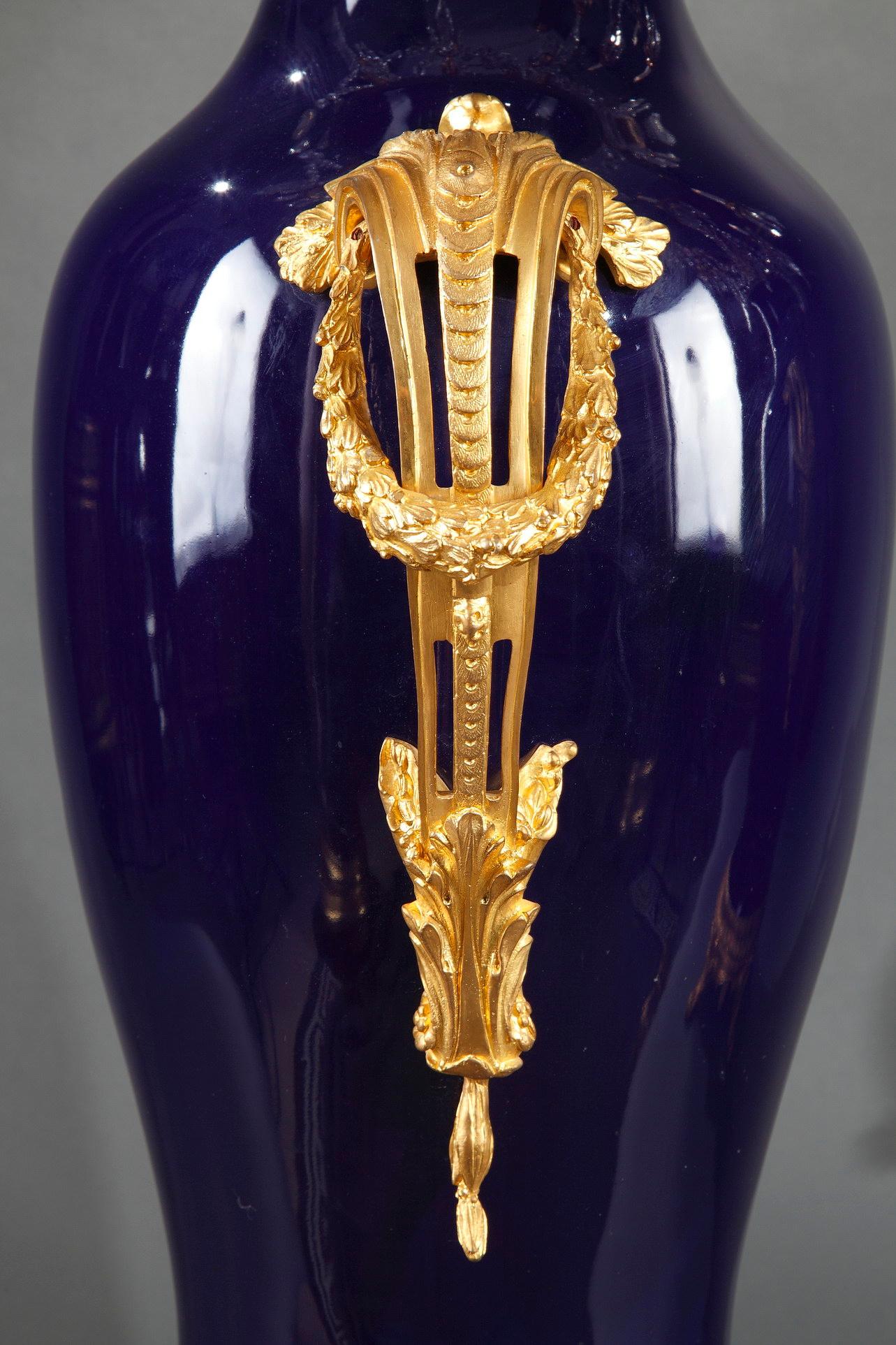 Paire de chandeliers-vases en porcelaine de Sèvres et bronze doré, France, vers 1880 en vente 1