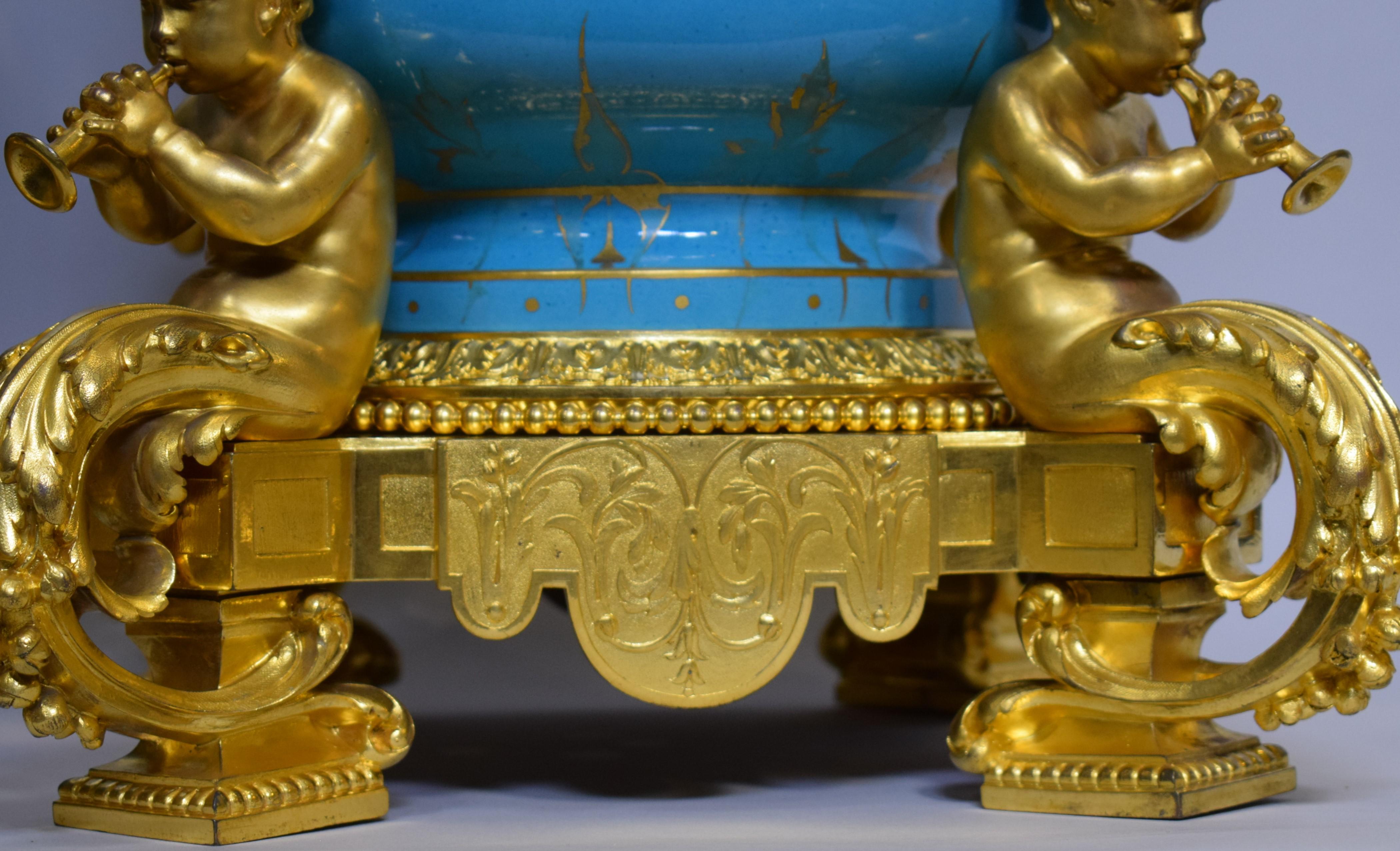 Paar Urnen aus vergoldeter Bronze und Porzellan von Sevres im Angebot 5