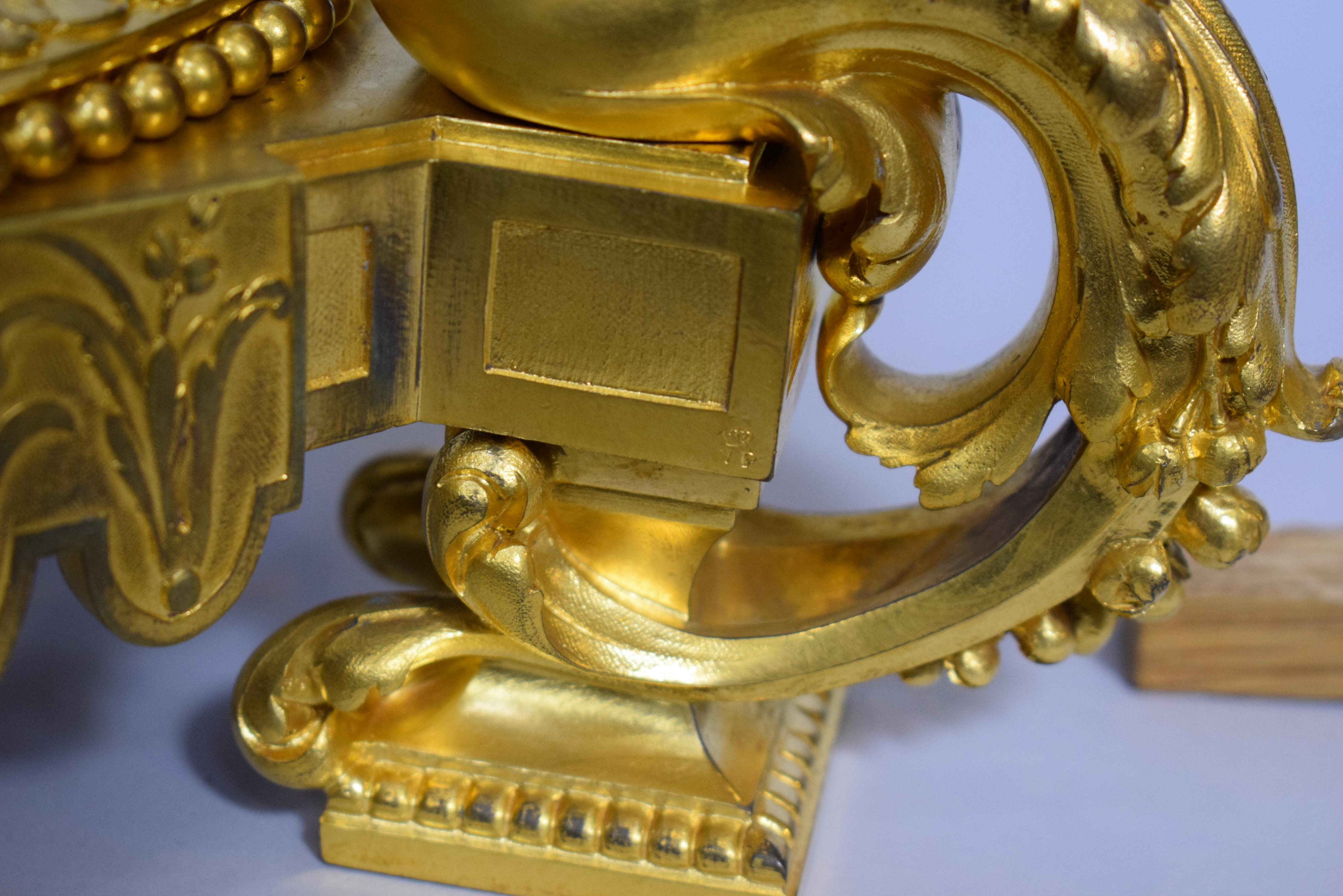 Paire d'urnes de Sèvres en bronze doré et porcelaine en vente 10