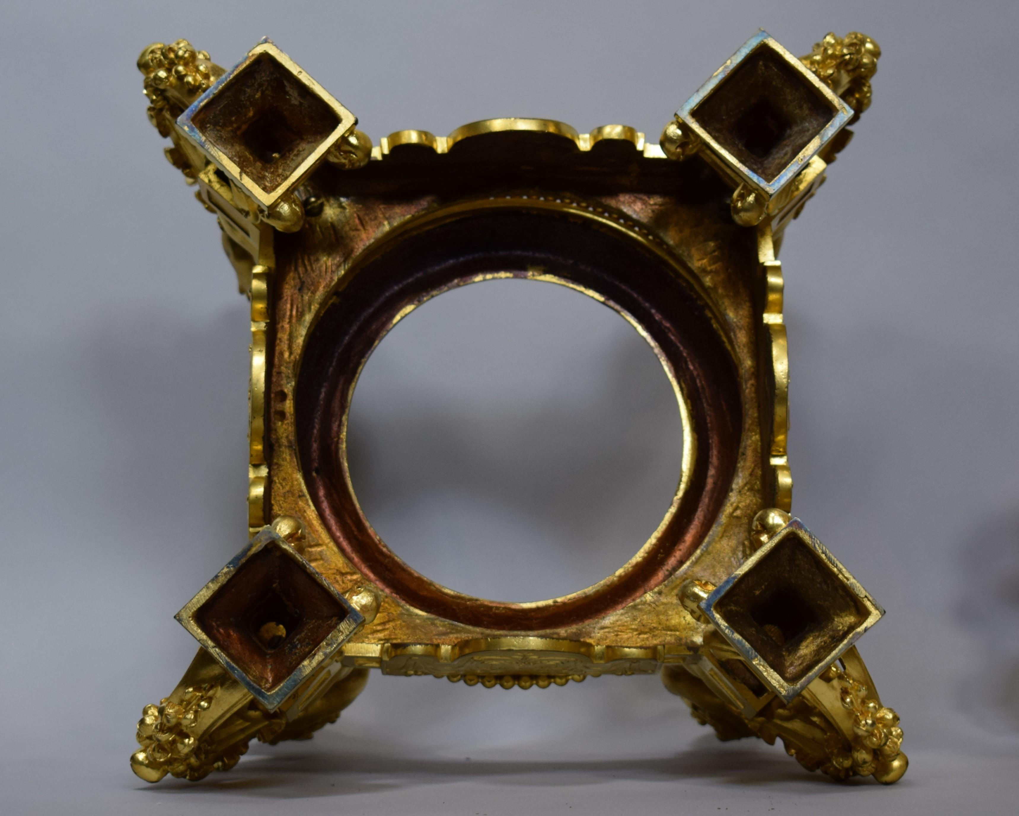 Paar Urnen aus vergoldeter Bronze und Porzellan von Sevres im Angebot 1