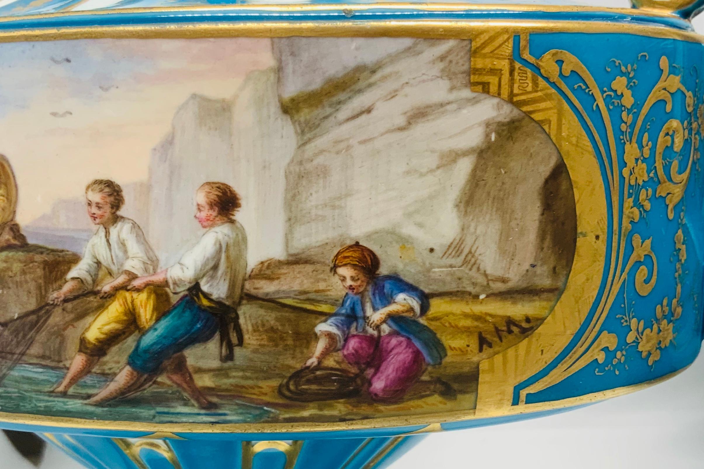 Paire d'urnes à couvercle en porcelaine turquoise peinte à la main par Sèvres en vente 2