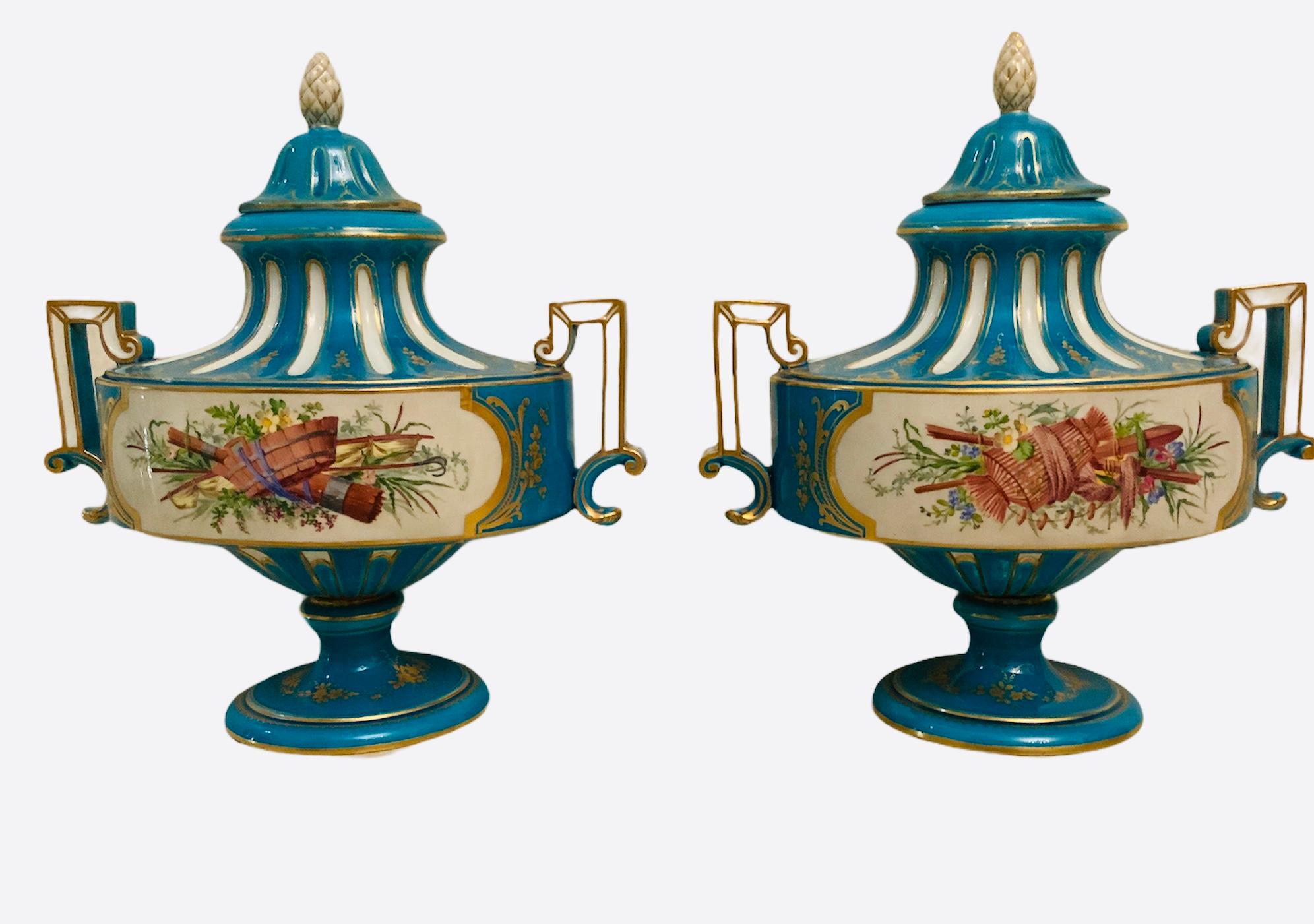 Peint à la main Paire d'urnes à couvercle en porcelaine turquoise peinte à la main par Sèvres en vente
