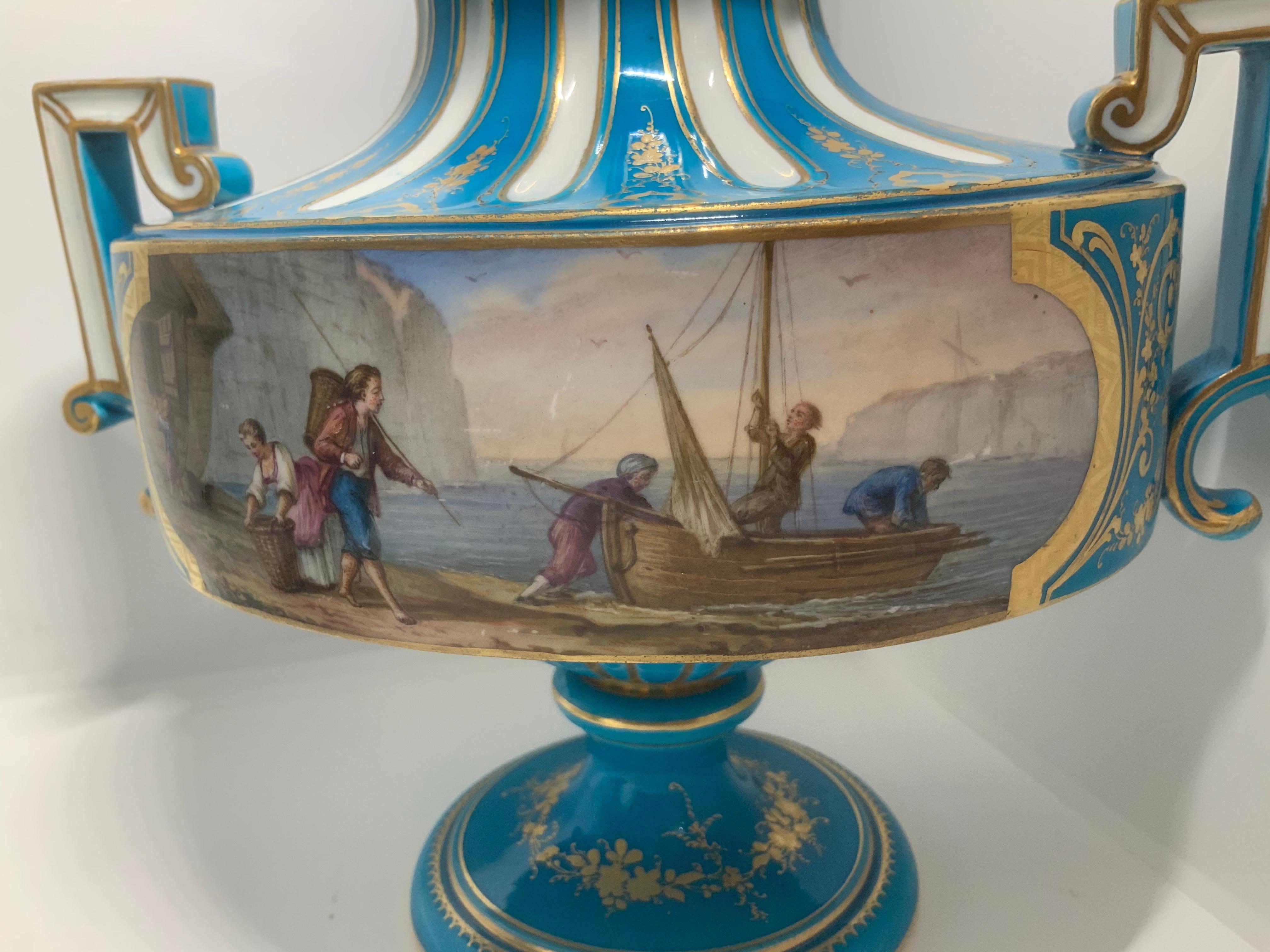 Paire d'urnes à couvercle en porcelaine turquoise peinte à la main par Sèvres Bon état - En vente à Guaynabo, PR