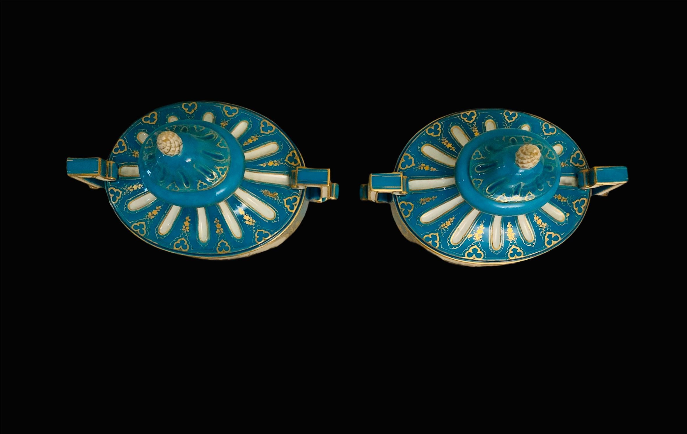 XIXe siècle Paire d'urnes à couvercle en porcelaine turquoise peinte à la main par Sèvres en vente