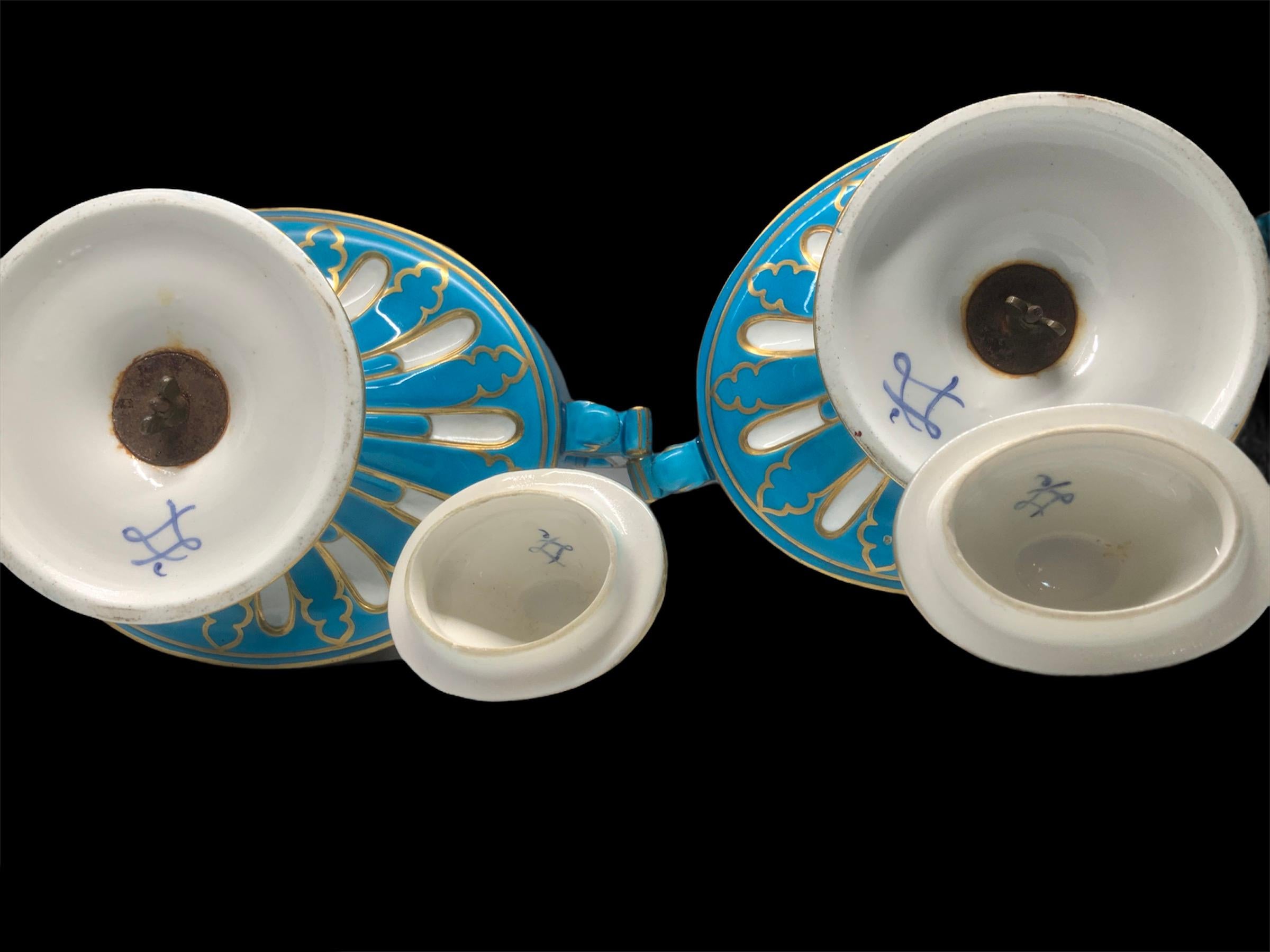 Paar Sèvres handbemalte türkisfarbene Porzellan-Urnen mit Deckel im Angebot 2