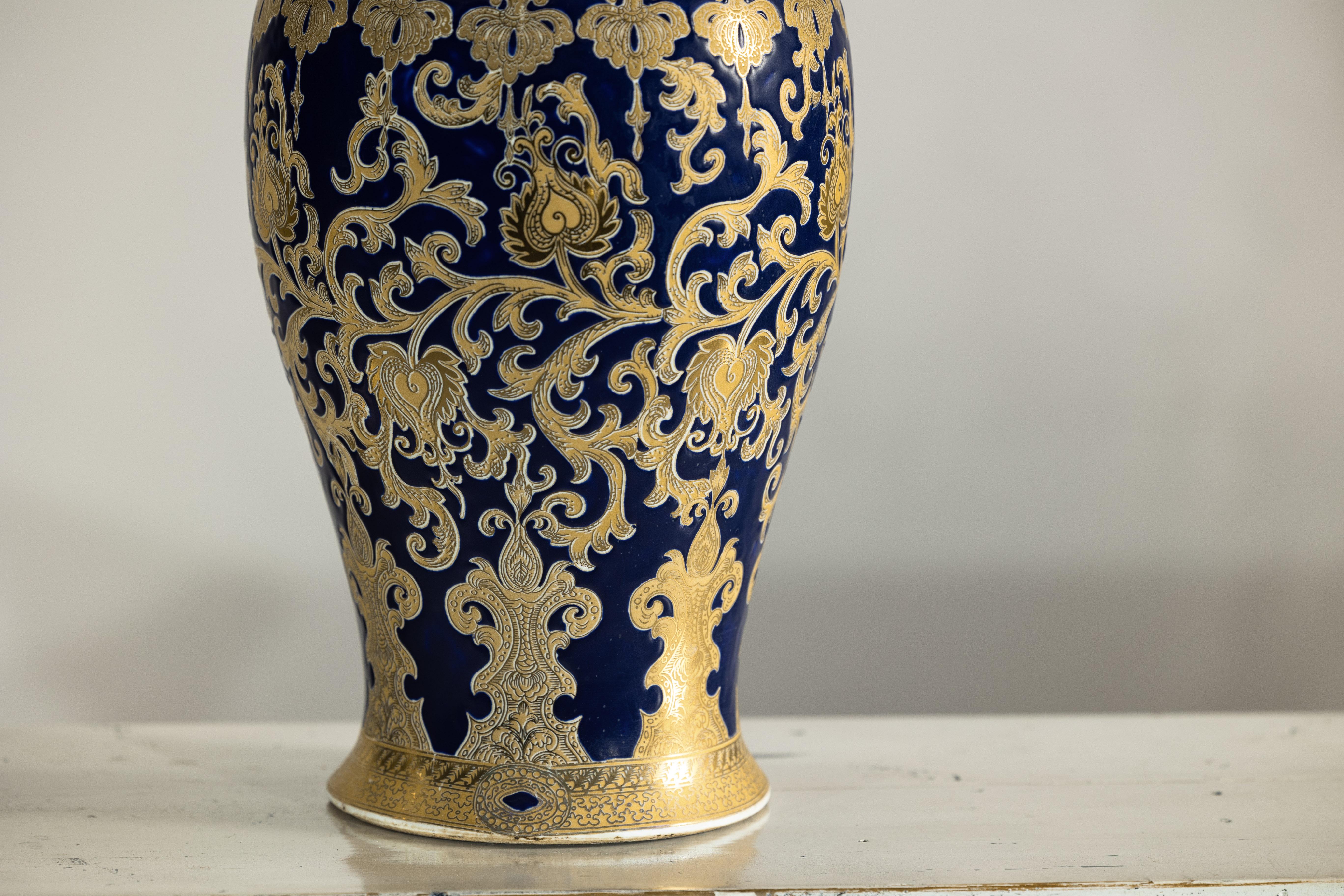Coppia di vasi in porcellana blu cobalto e oro ispirati a Sèvres, con fogliame a spirale in vendita 3