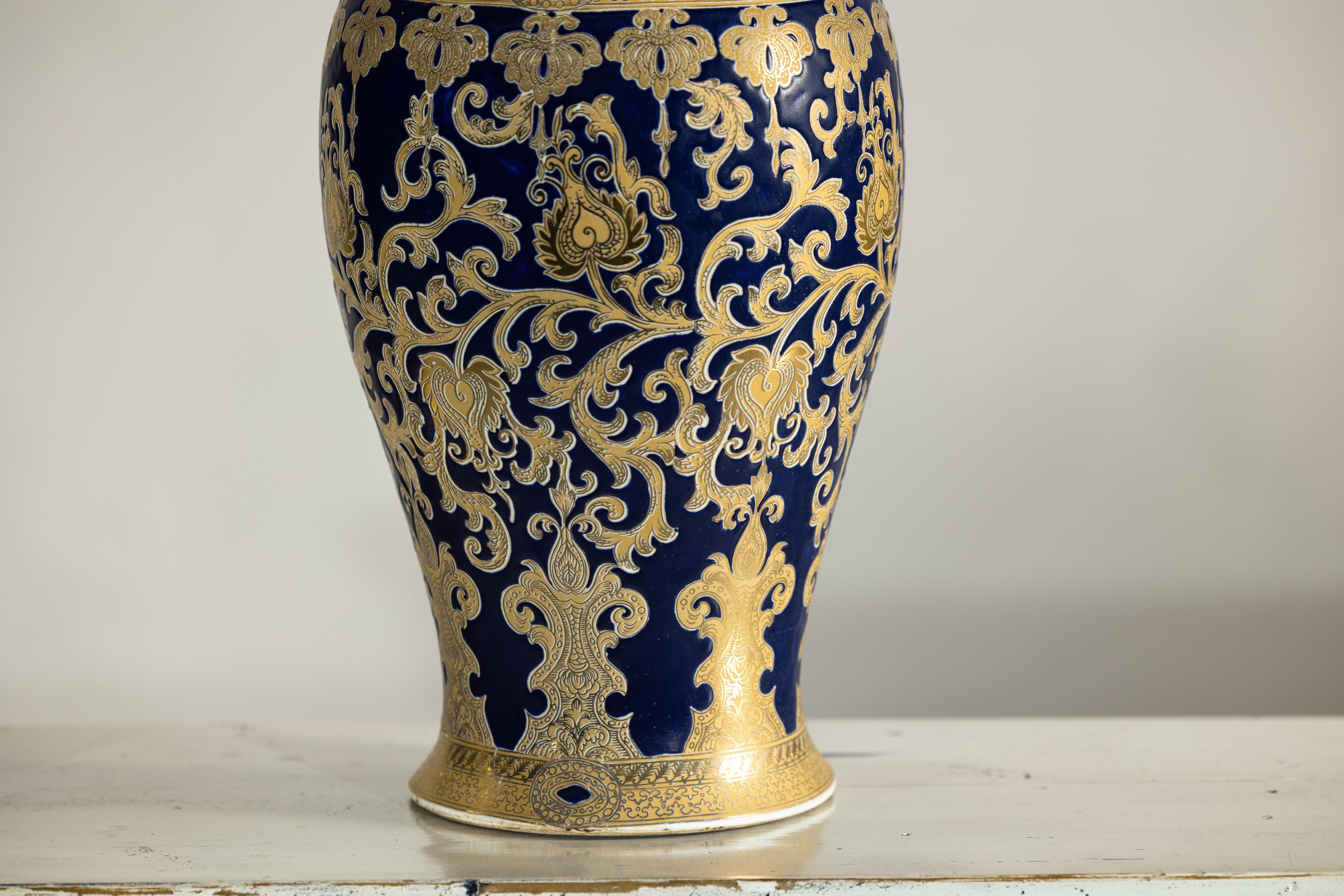 Coppia di vasi in porcellana blu cobalto e oro ispirati a Sèvres, con fogliame a spirale in vendita 4