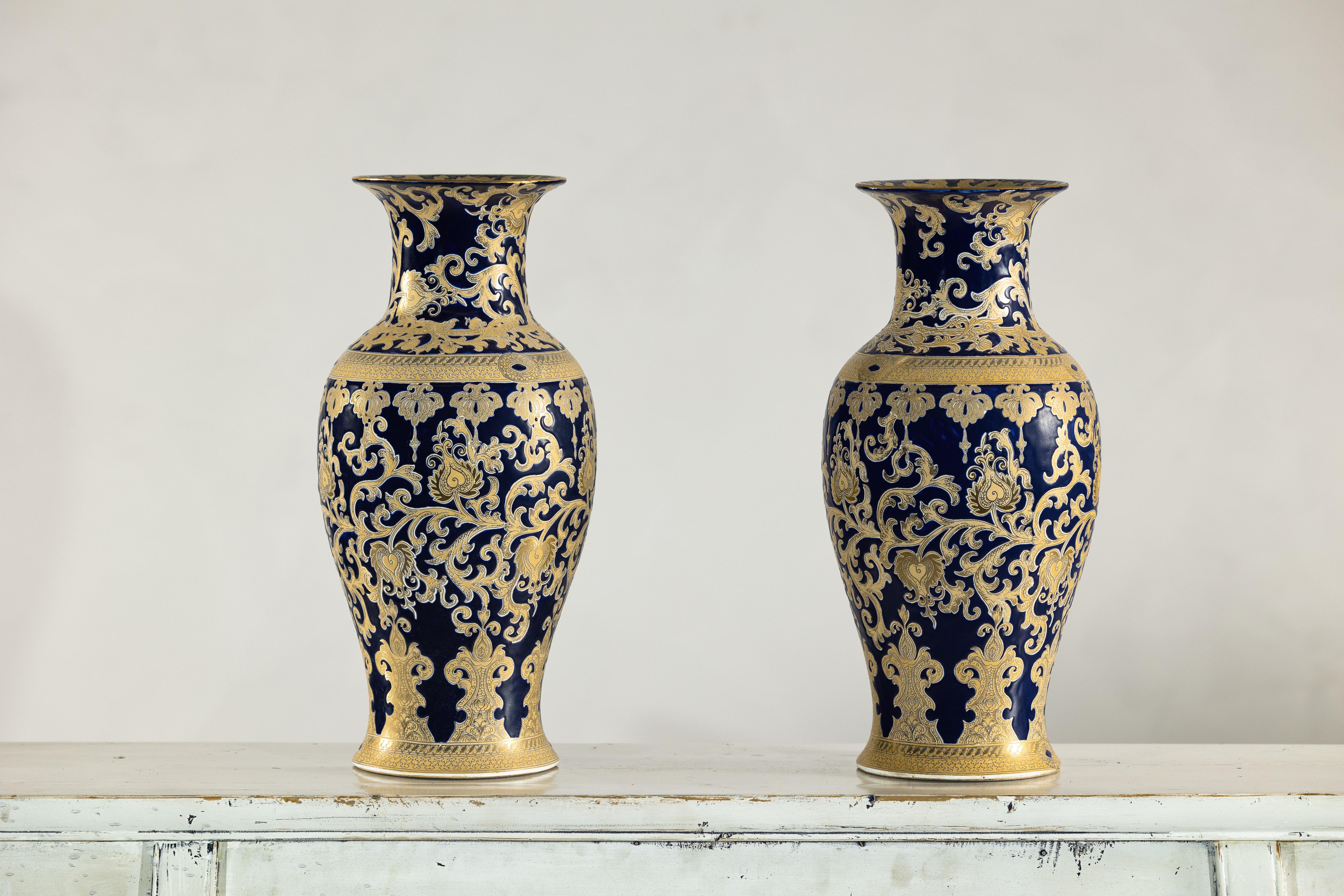 Coppia di vasi in porcellana blu cobalto e oro ispirati a Sèvres, con fogliame a spirale in vendita 5