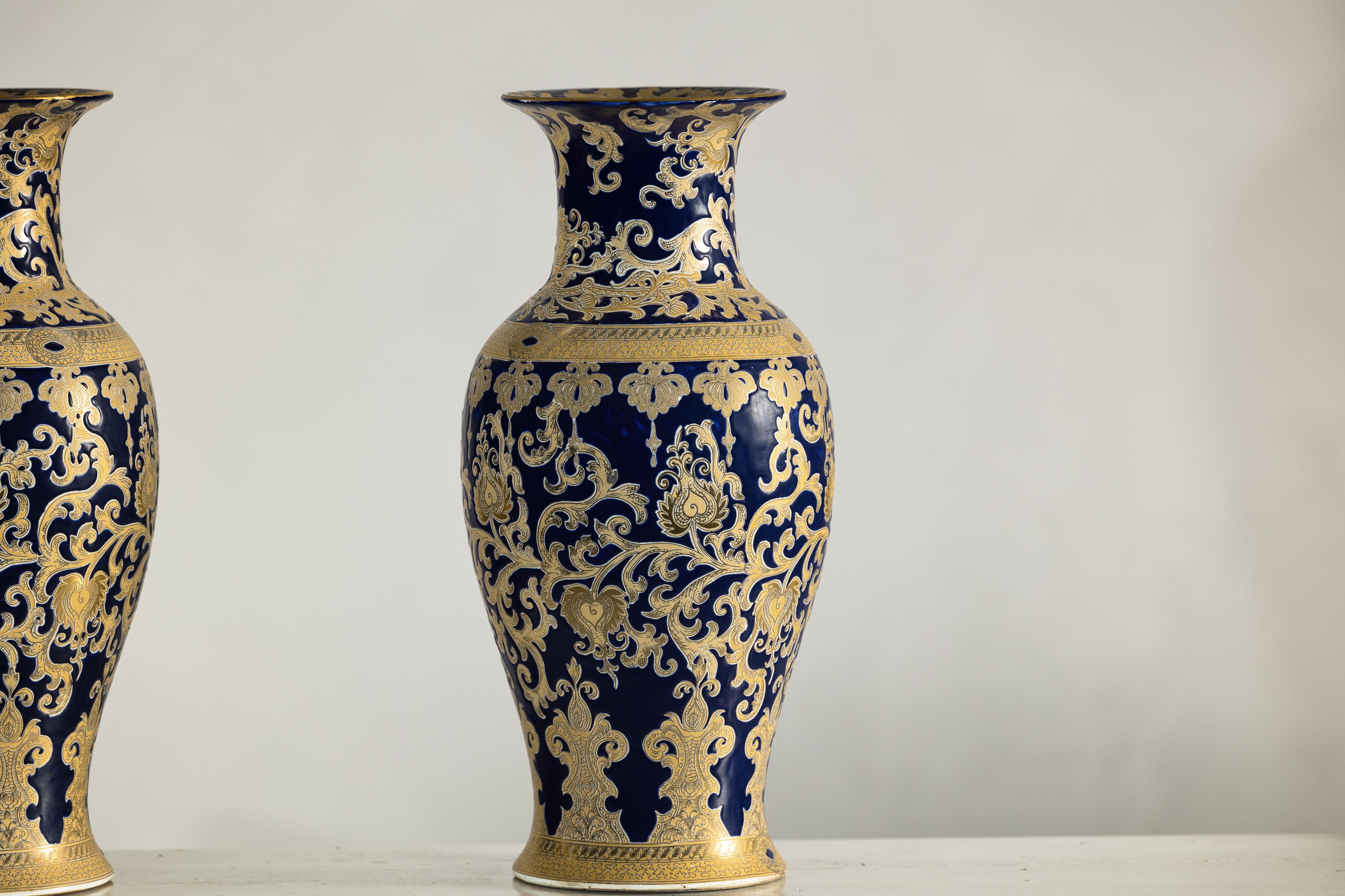 Coppia di vasi in porcellana blu cobalto e oro ispirati a Sèvres, con fogliame a spirale in vendita 6