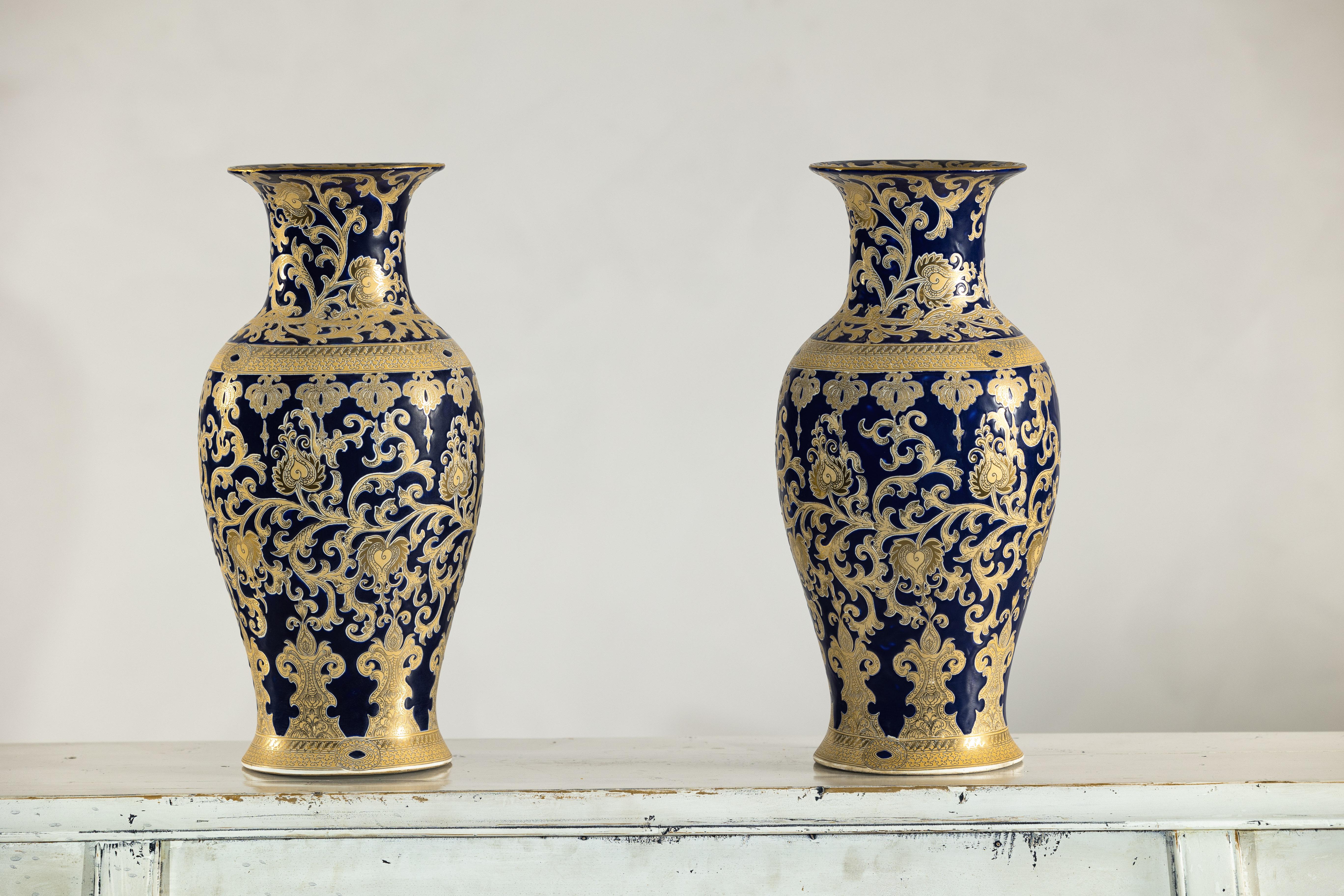 Coppia di vasi in porcellana blu cobalto e oro ispirati a Sèvres, con fogliame a spirale in vendita 7
