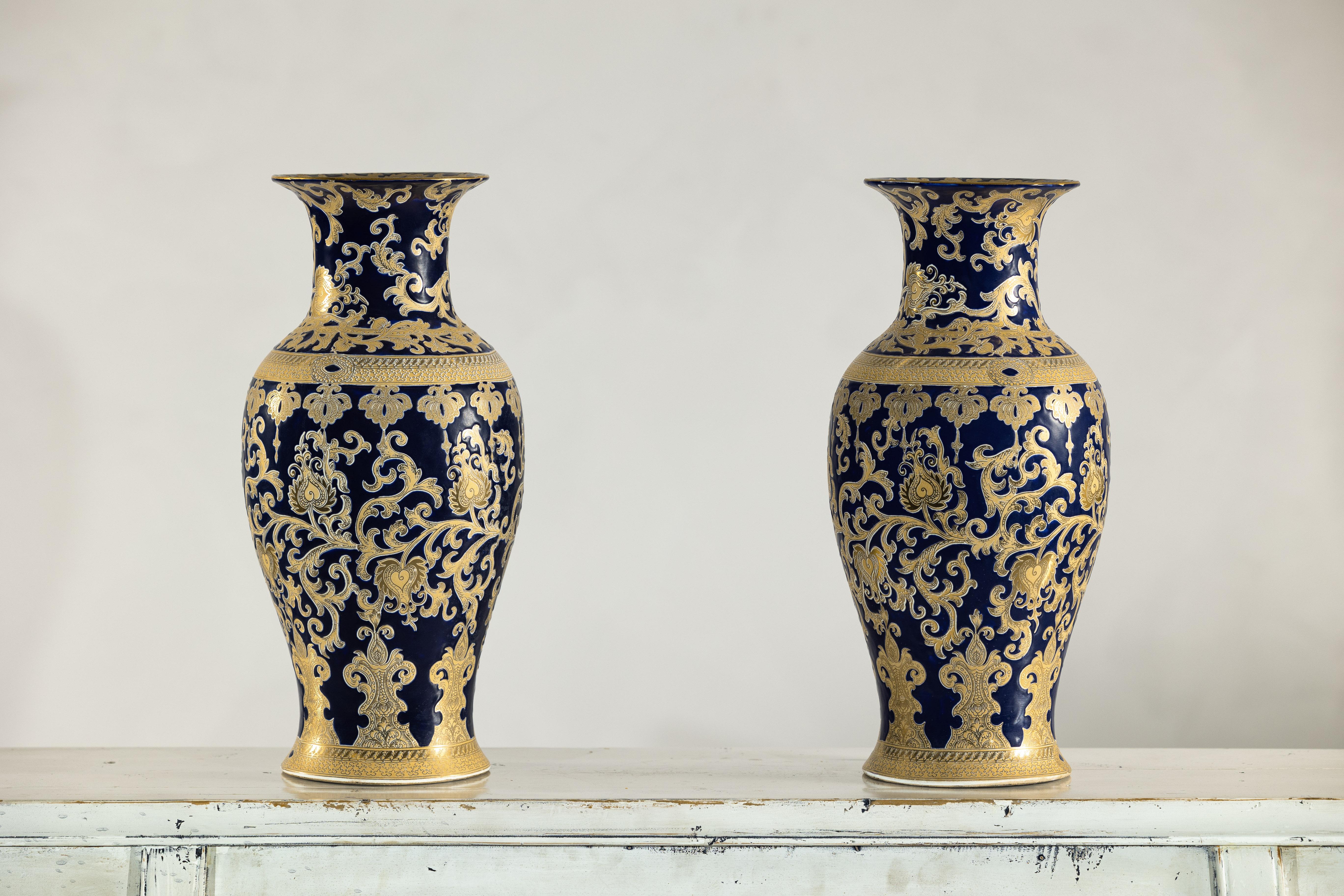 Coppia di vasi in porcellana blu cobalto e oro ispirati a Sèvres, con fogliame a spirale in vendita 8