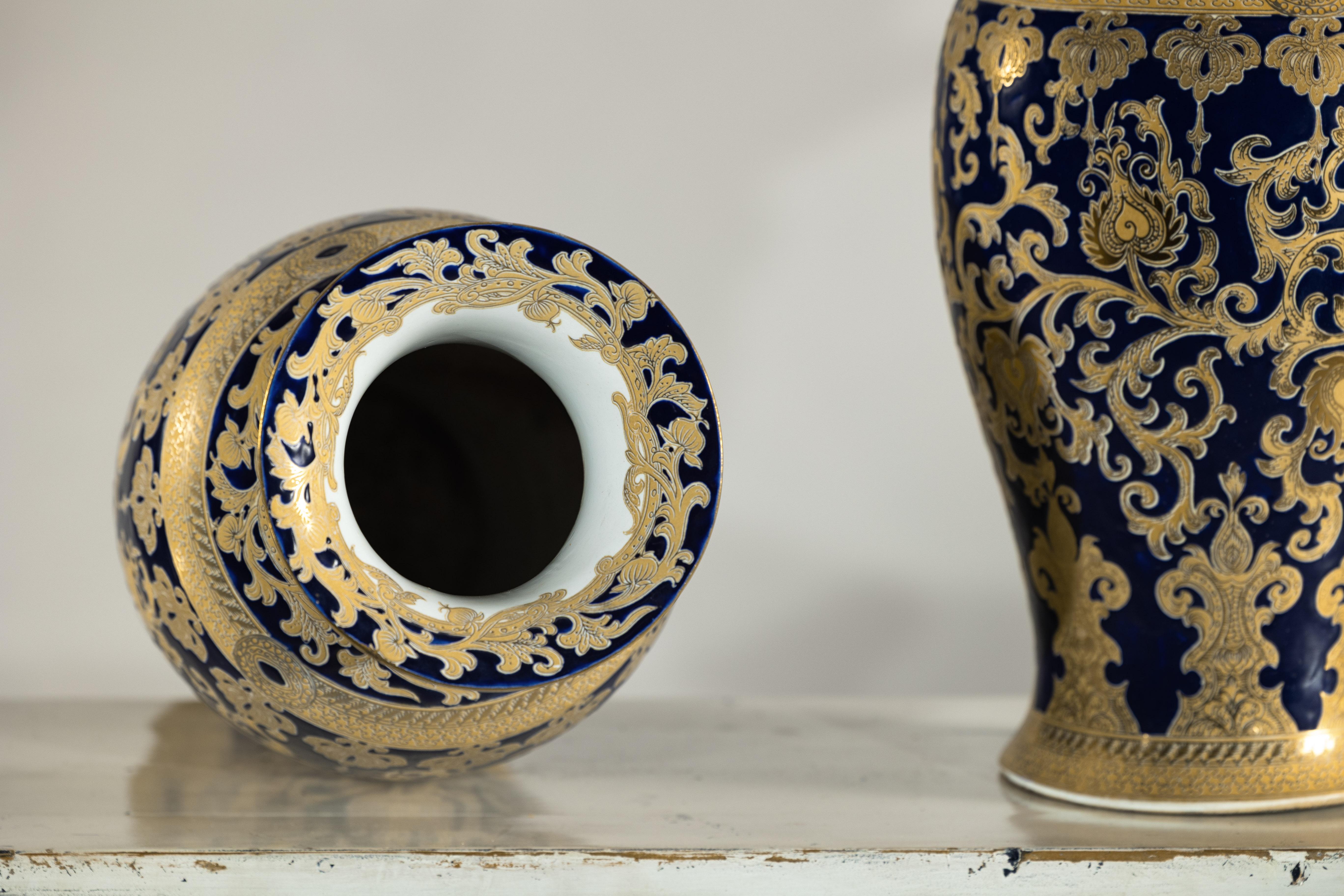 Coppia di vasi in porcellana blu cobalto e oro ispirati a Sèvres, con fogliame a spirale in vendita 10