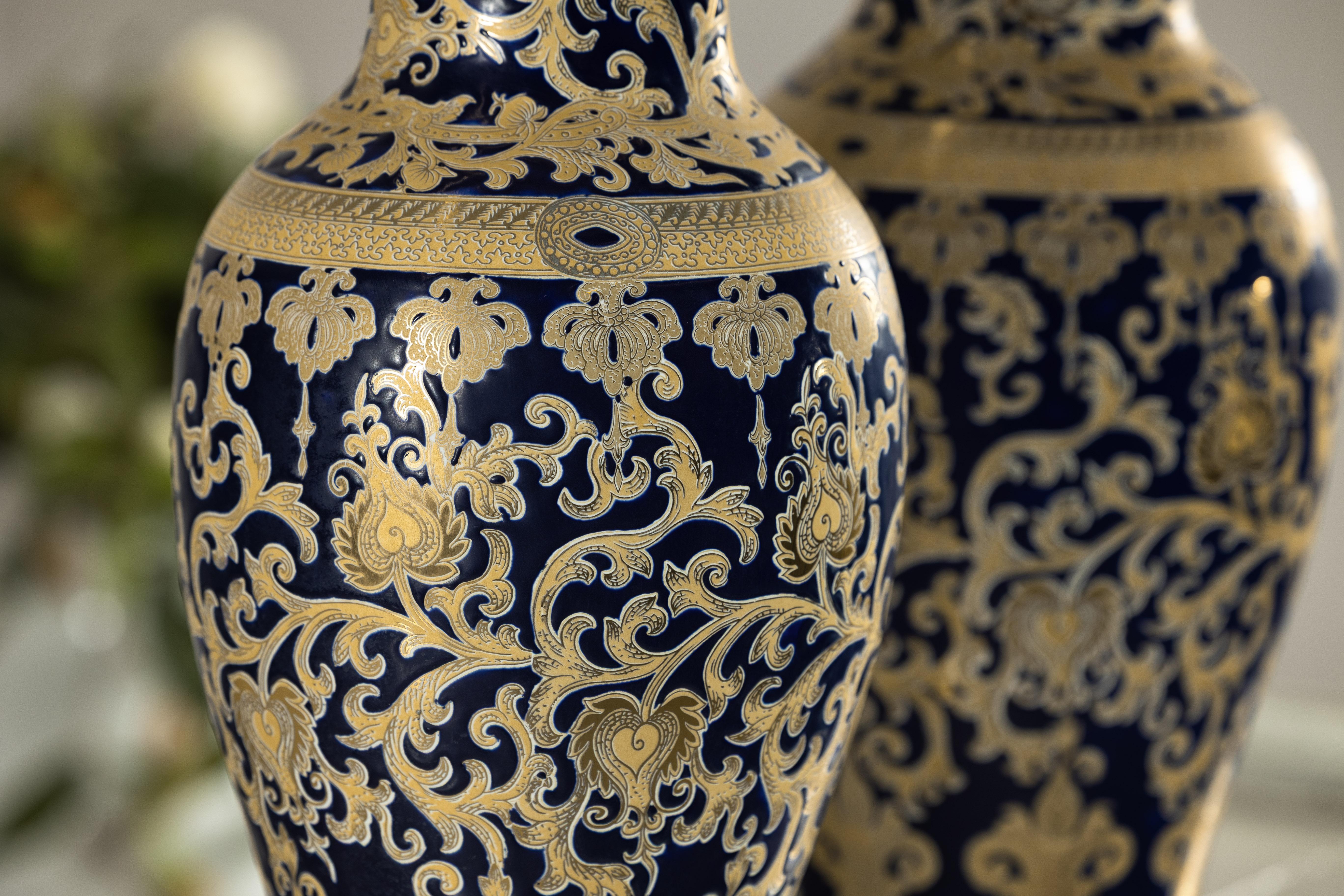 Coppia di vasi in porcellana blu cobalto e oro ispirati a Sèvres, con fogliame a spirale in vendita 11