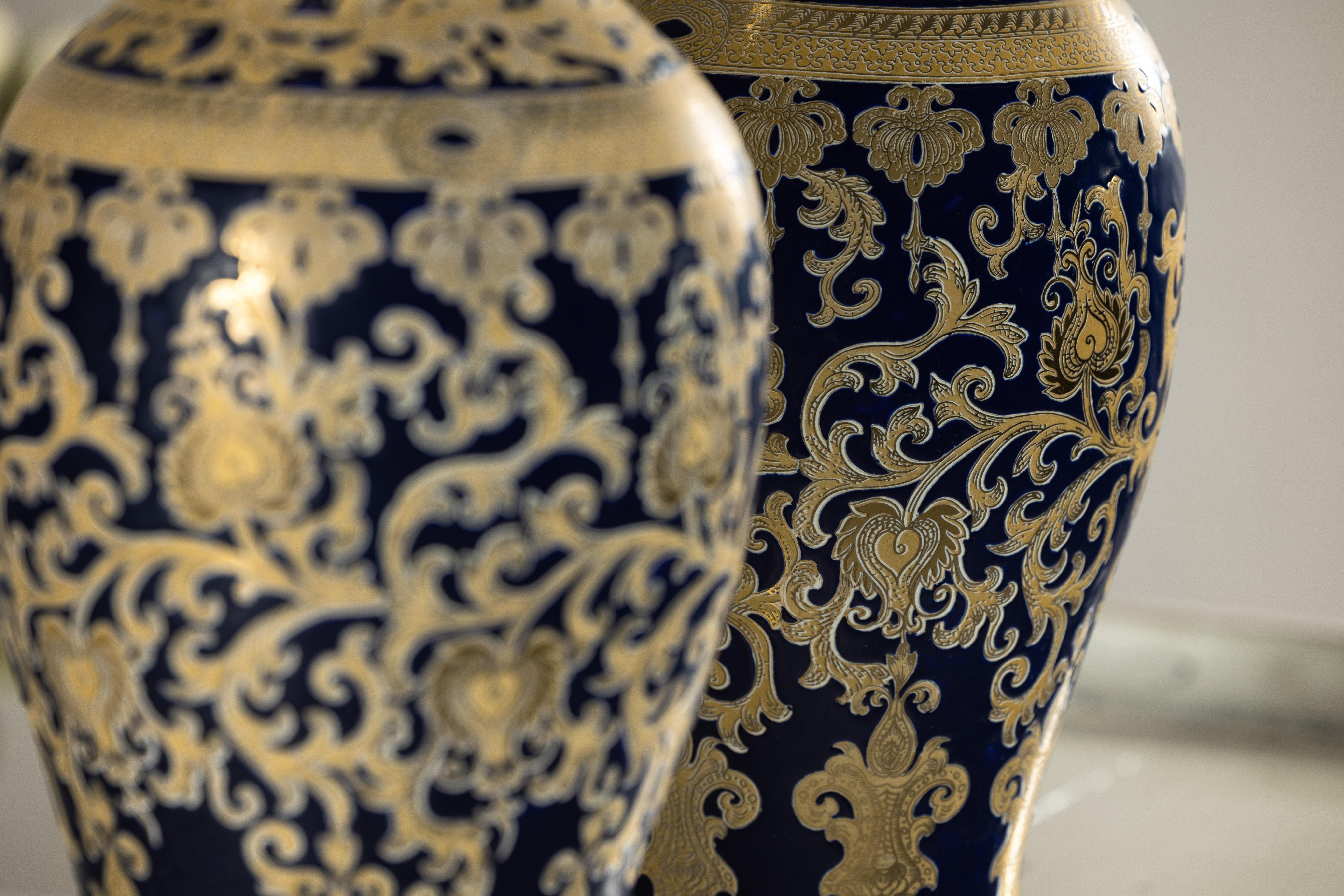 Coppia di vasi in porcellana blu cobalto e oro ispirati a Sèvres, con fogliame a spirale in vendita 12