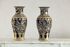 Pareja de jarrones de porcelana azul cobalto y dorada inspirados en Sèvres, follaje en volutas