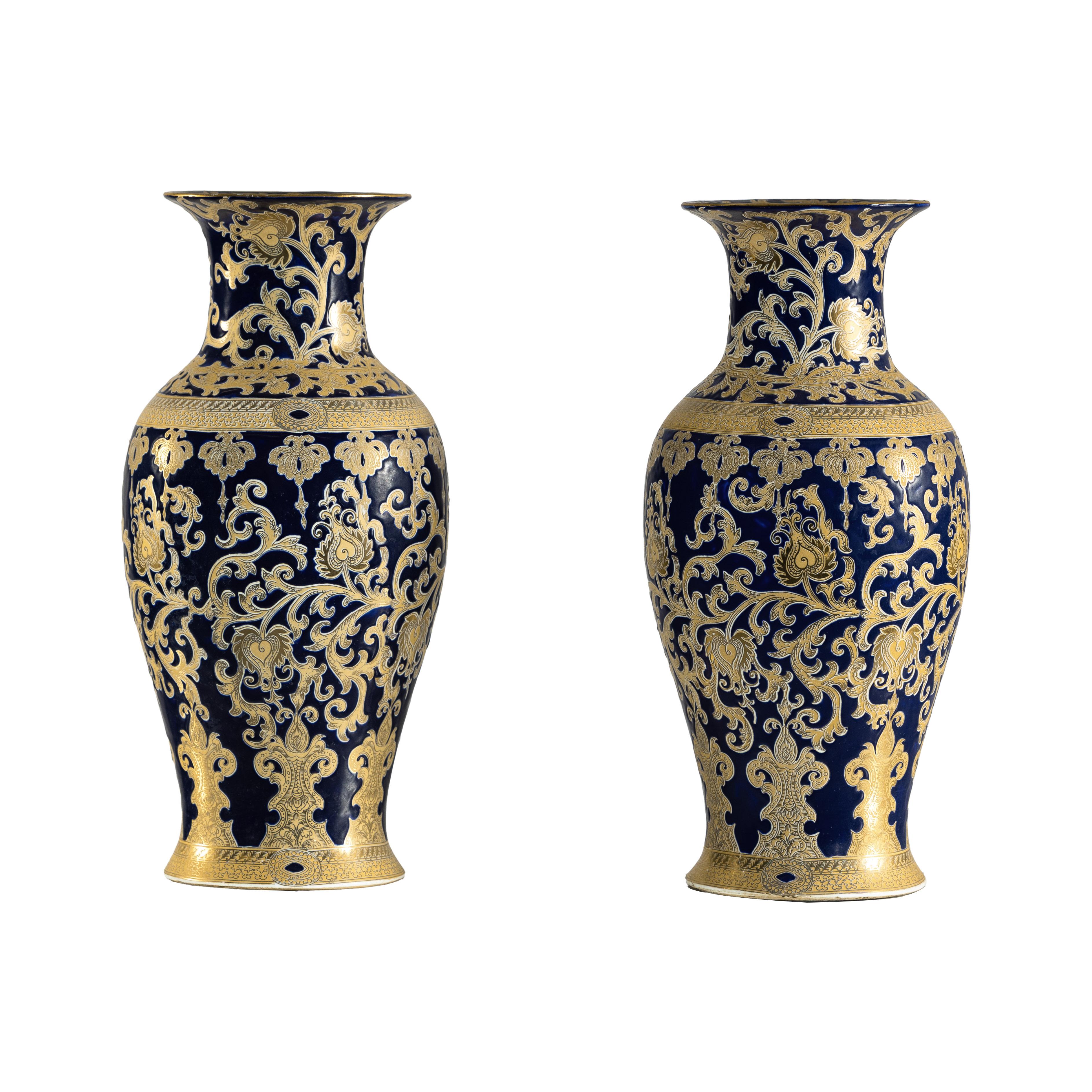 Coppia di vasi in porcellana blu cobalto e oro ispirati a Sèvres, con fogliame a spirale in vendita 13