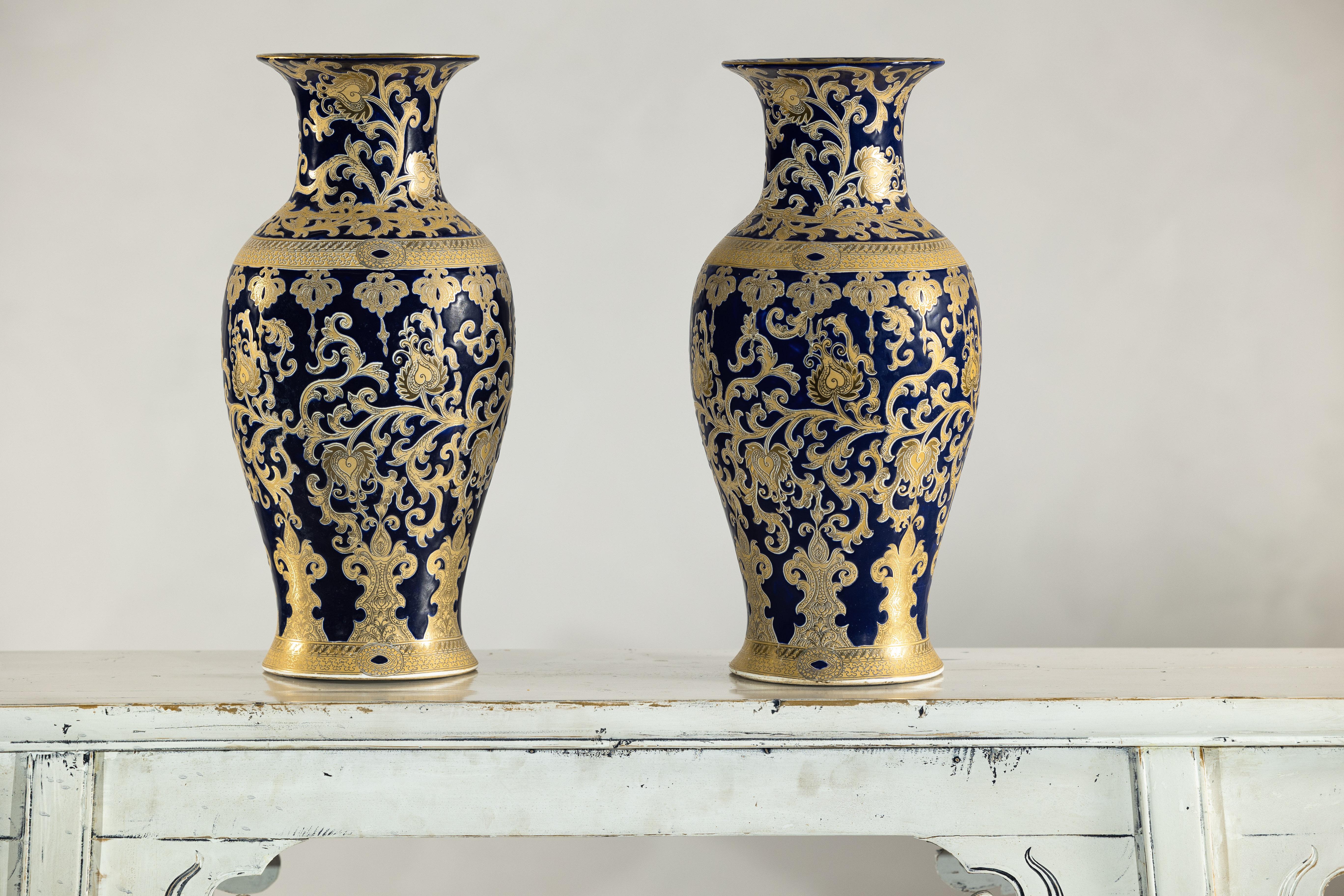 Dorato Coppia di vasi in porcellana blu cobalto e oro ispirati a Sèvres, con fogliame a spirale in vendita