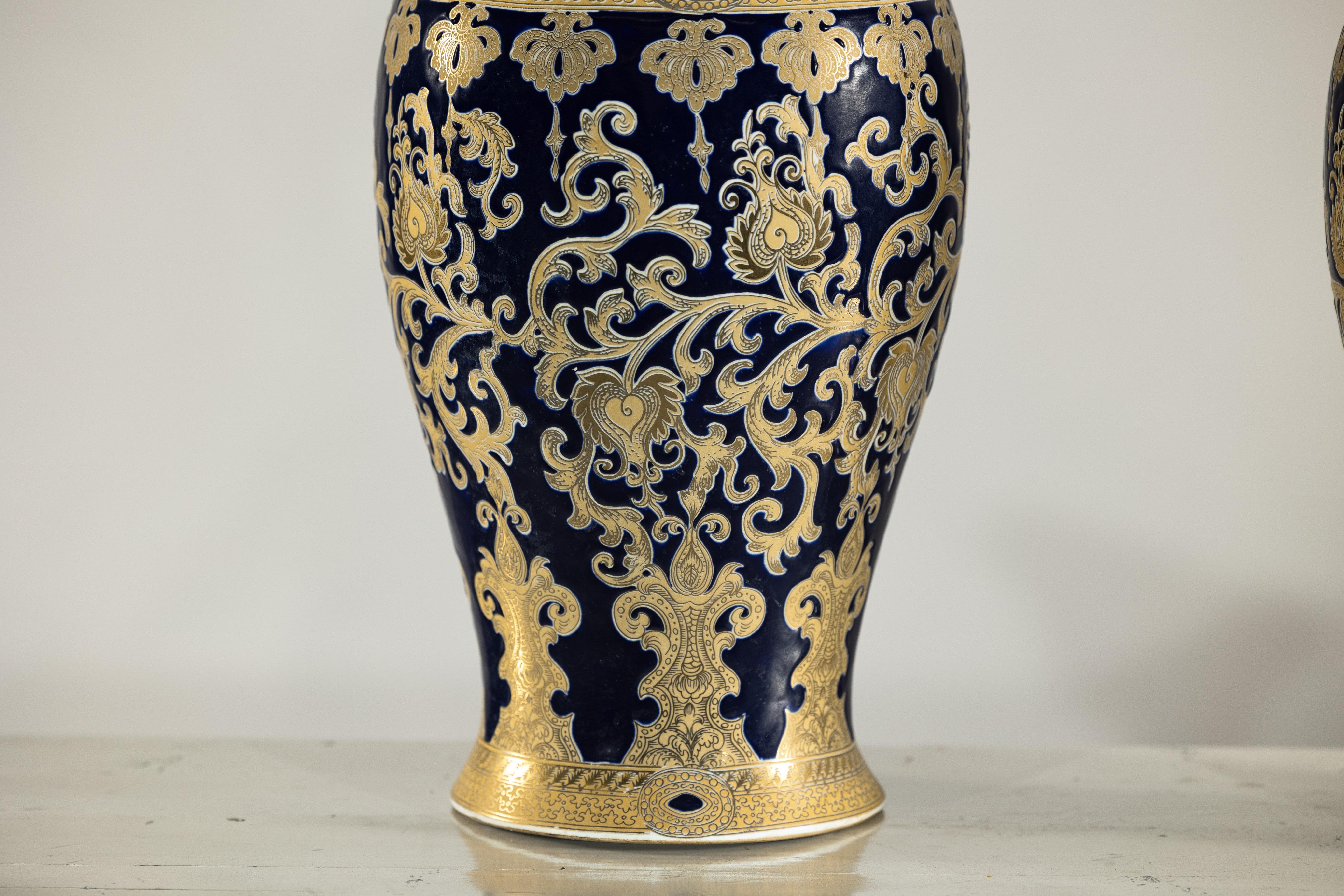 Porcellana Coppia di vasi in porcellana blu cobalto e oro ispirati a Sèvres, con fogliame a spirale in vendita