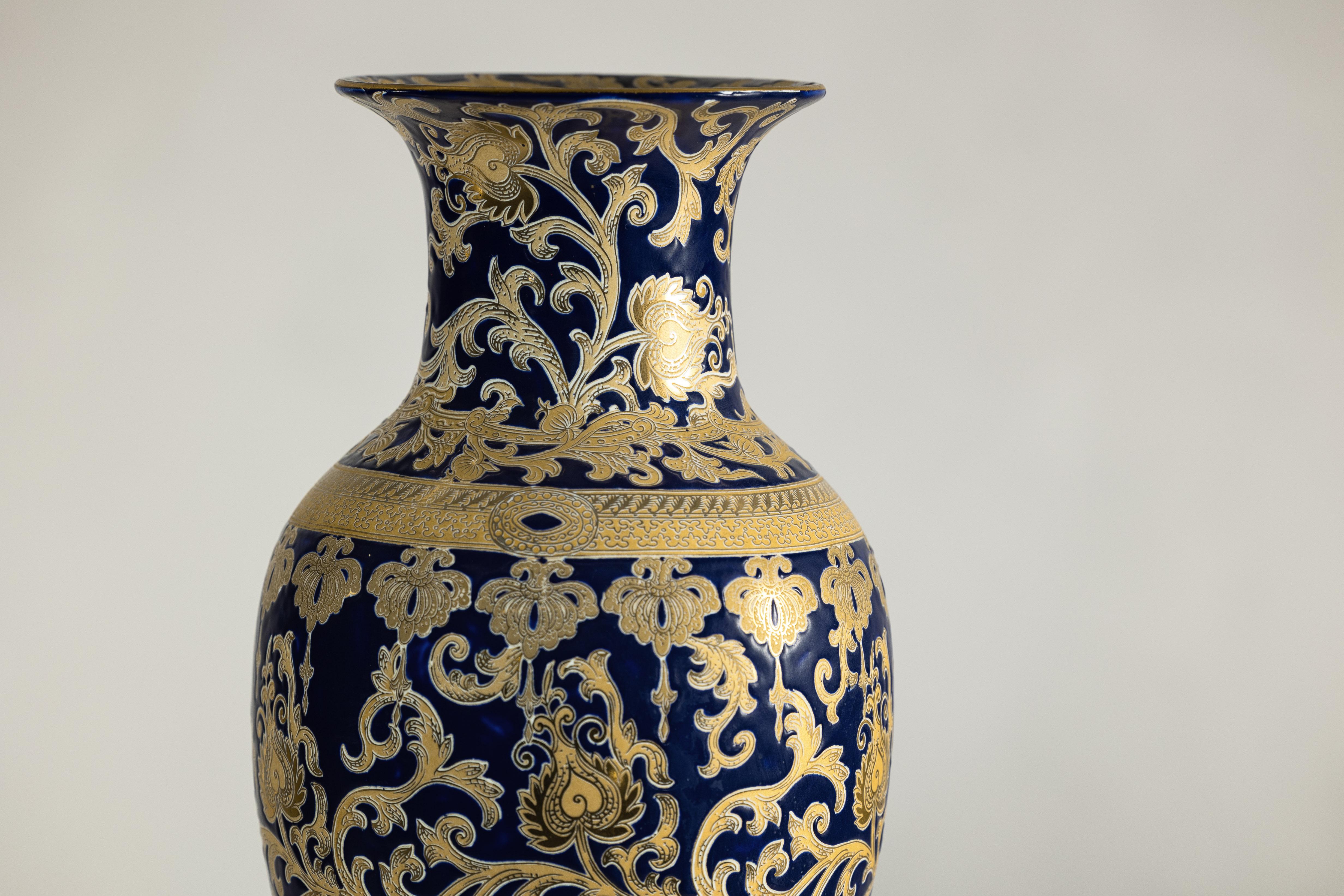Coppia di vasi in porcellana blu cobalto e oro ispirati a Sèvres, con fogliame a spirale in vendita 1