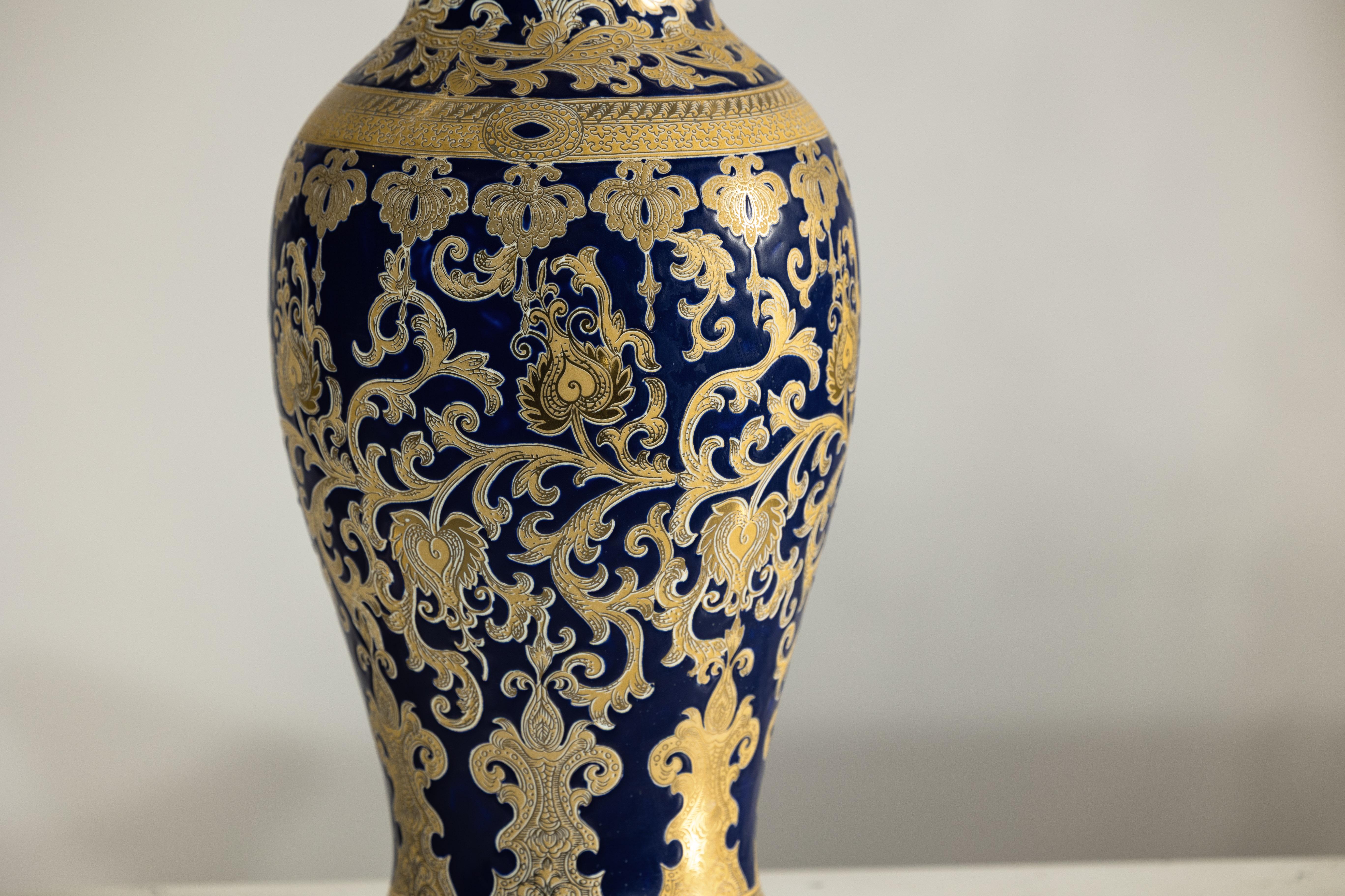 Coppia di vasi in porcellana blu cobalto e oro ispirati a Sèvres, con fogliame a spirale in vendita 2